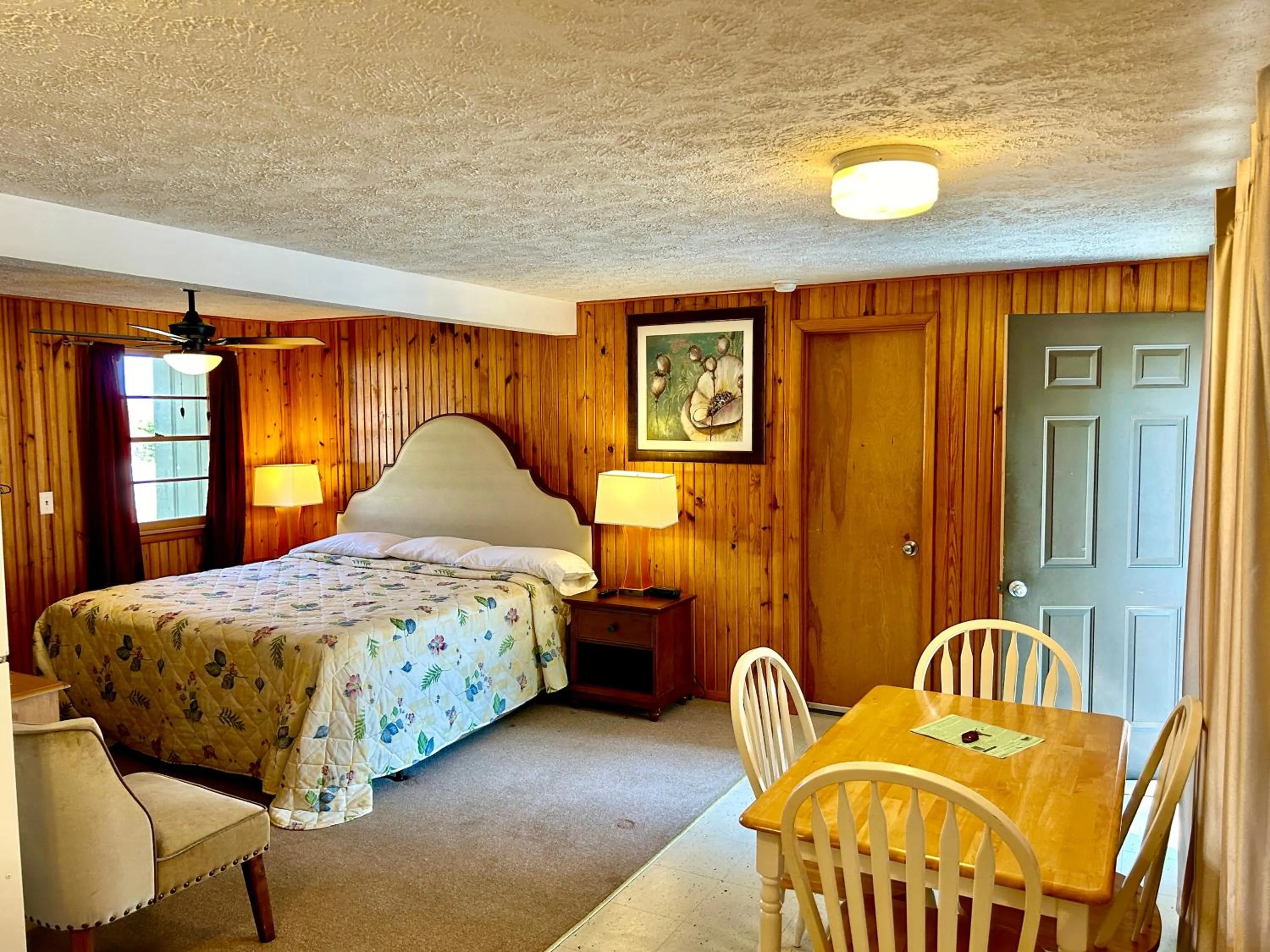 Bed in Driftwood Resort Bull Shoals