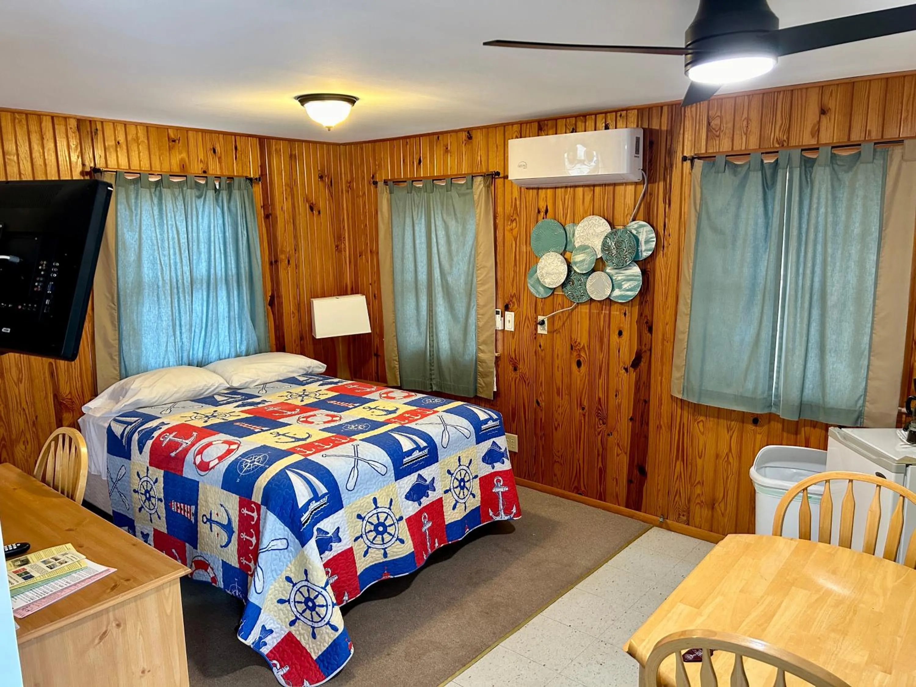Bed in Driftwood Resort Bull Shoals