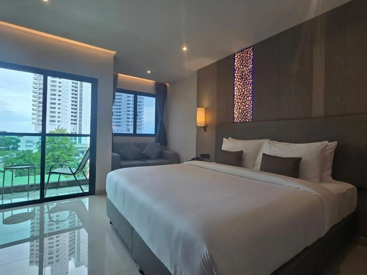 Deluxe Double Room with Balcony and Sea View in THE TJ HOTEL Pattaya Deluxe Double Room with Balcony and Sea View in THE TJ HOTEL Pattaya