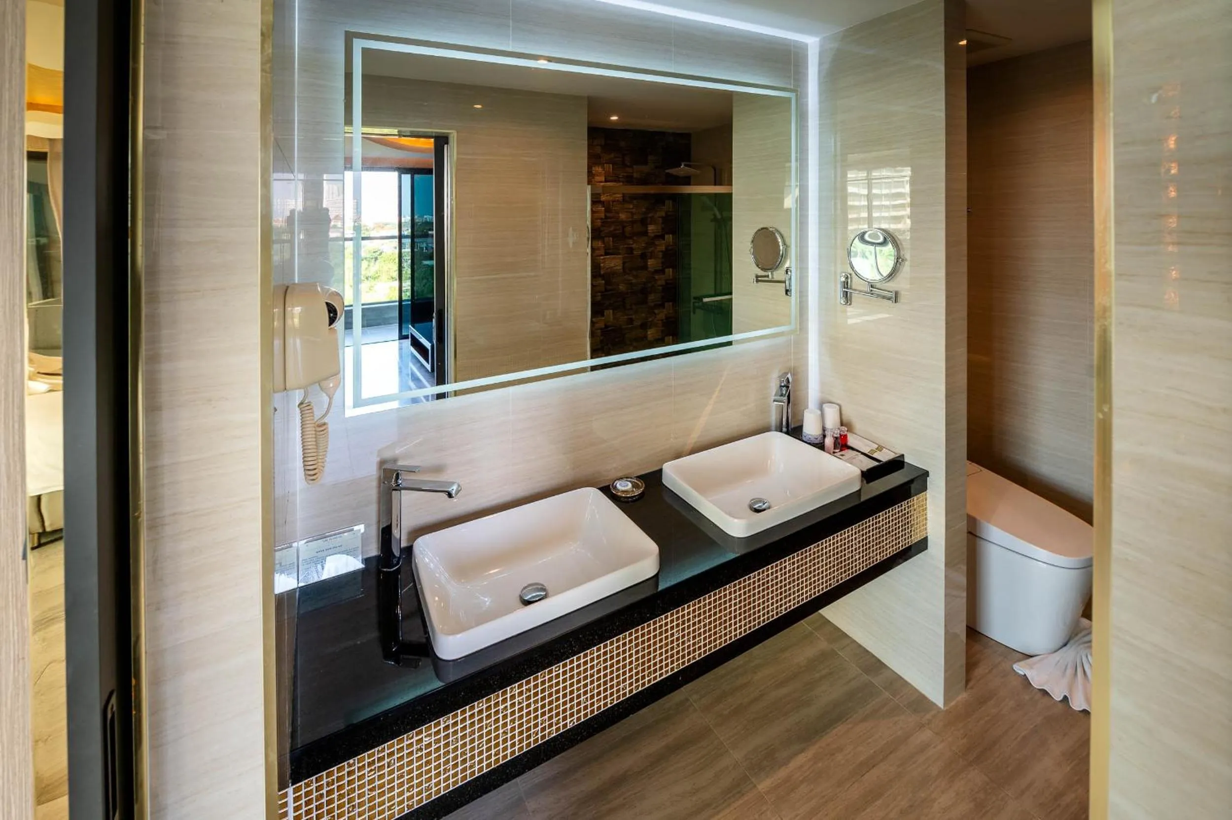 Bathroom, Bed in THE TJ HOTEL Pattaya
