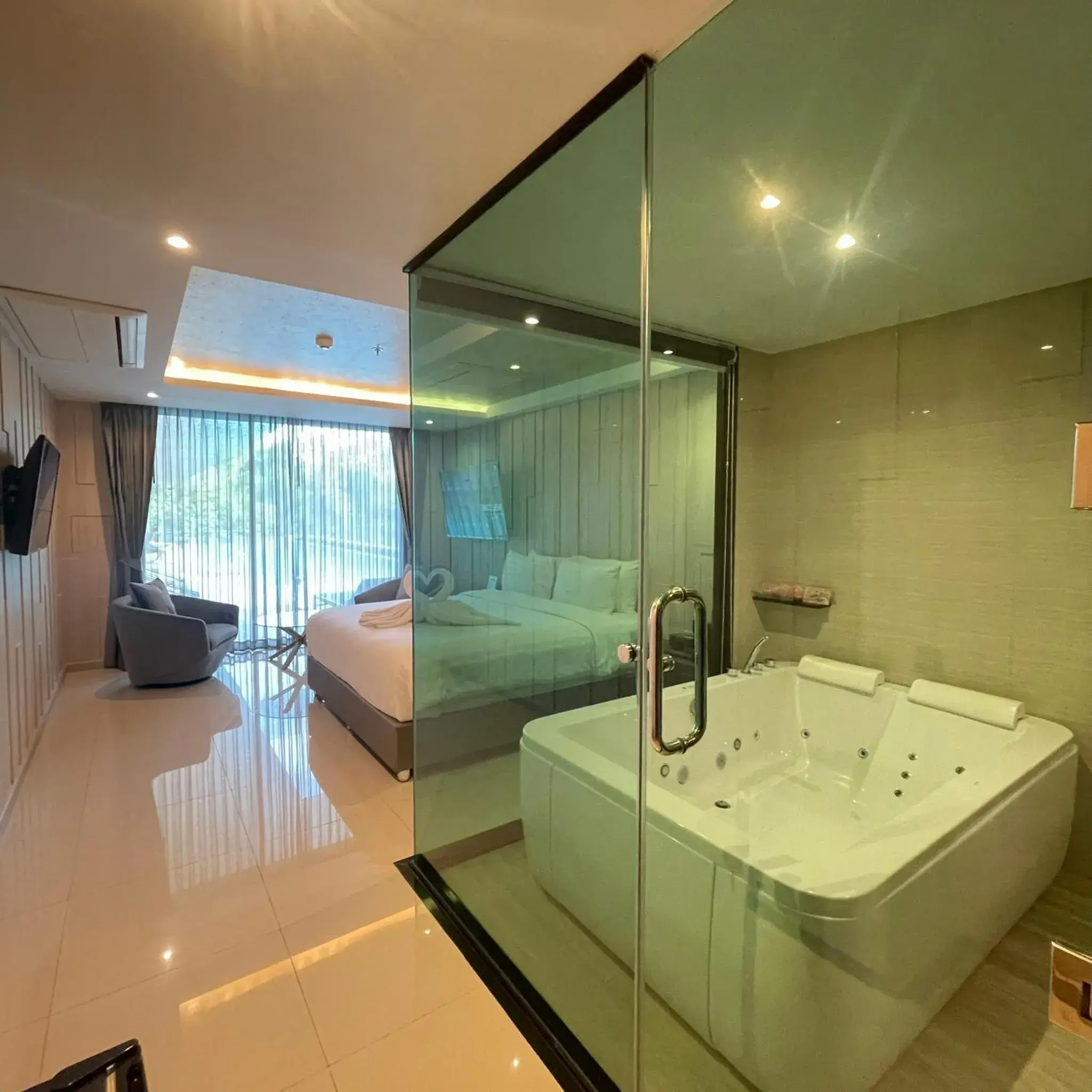 Deluxe Suite Jacuzzi with Pool Access in THE TJ HOTEL Pattaya Deluxe Suite Jacuzzi with Pool Access in THE TJ HOTEL Pattaya