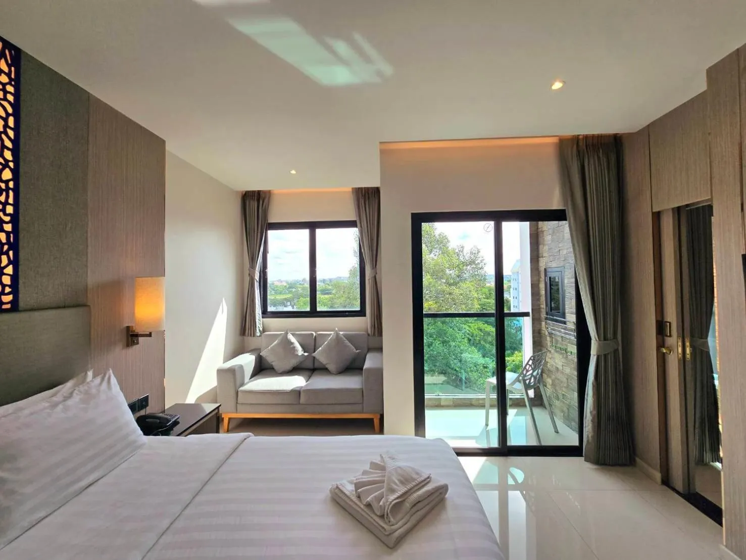 Seating area, Bed in THE TJ HOTEL Pattaya