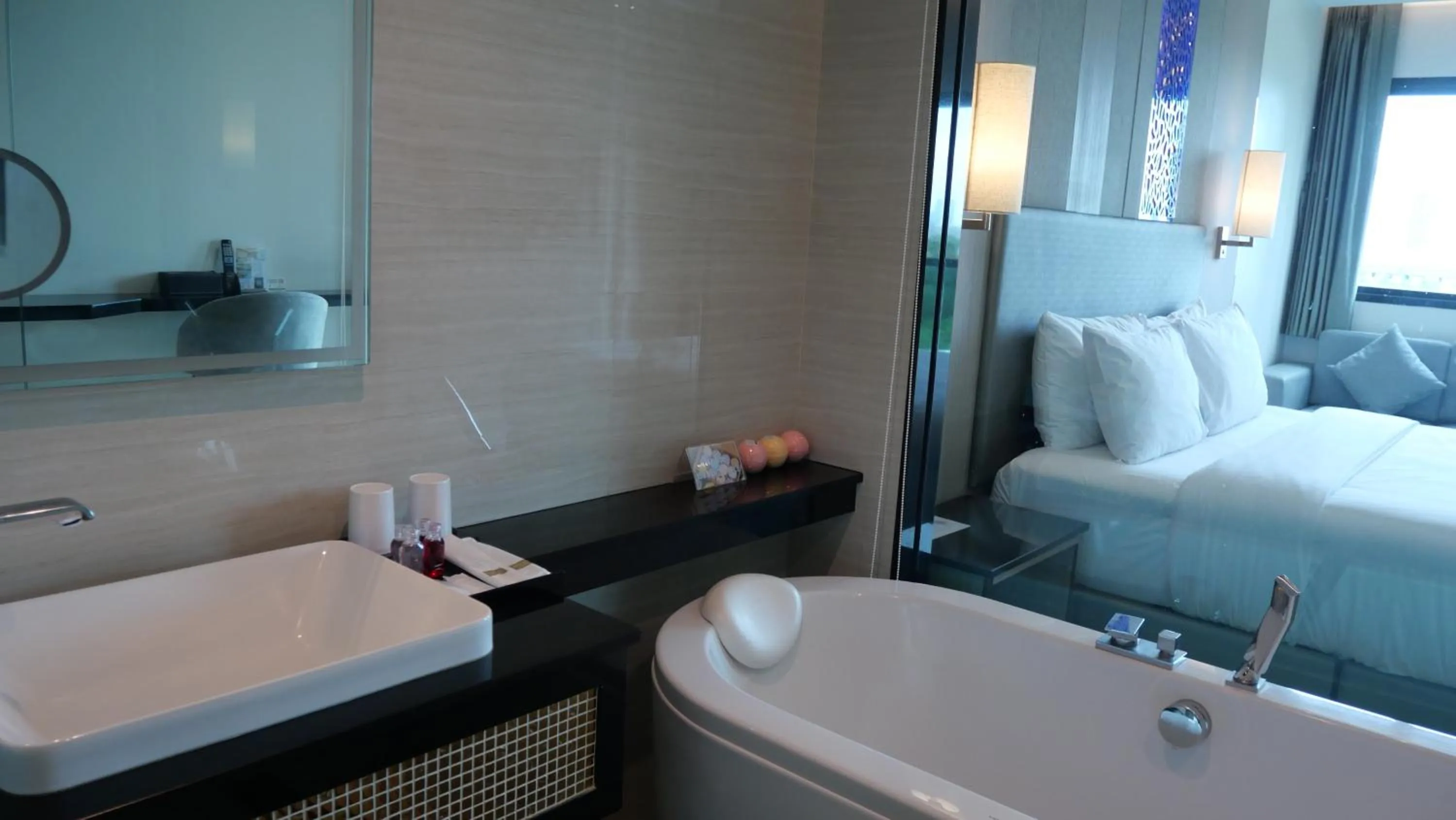 Bathroom, Bed in THE TJ HOTEL Pattaya