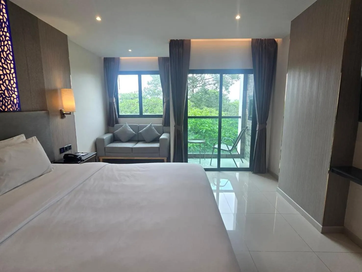 Guests, Bed in THE TJ HOTEL Pattaya