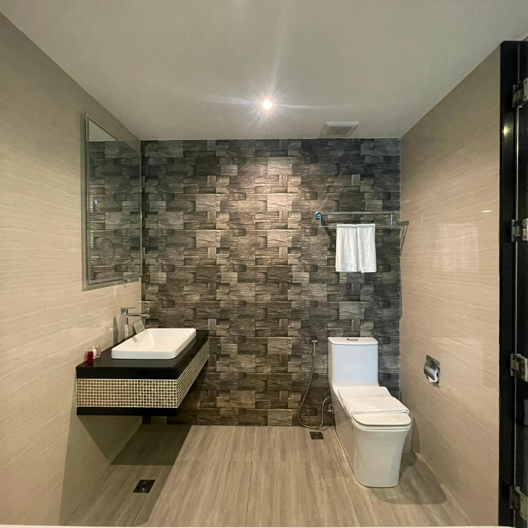 Toilet in THE TJ HOTEL Pattaya