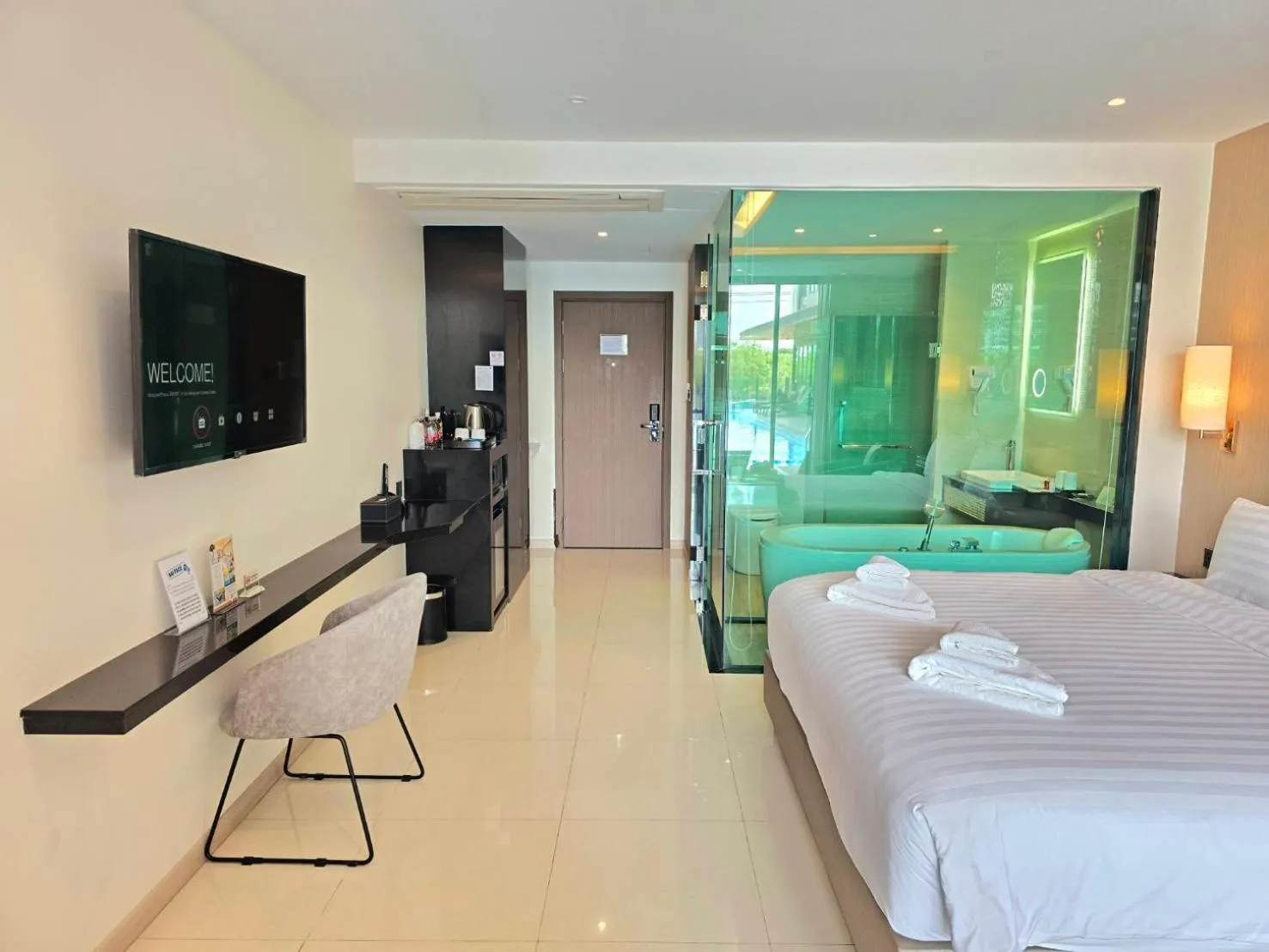 Photo of the whole room, Bed in THE TJ HOTEL Pattaya