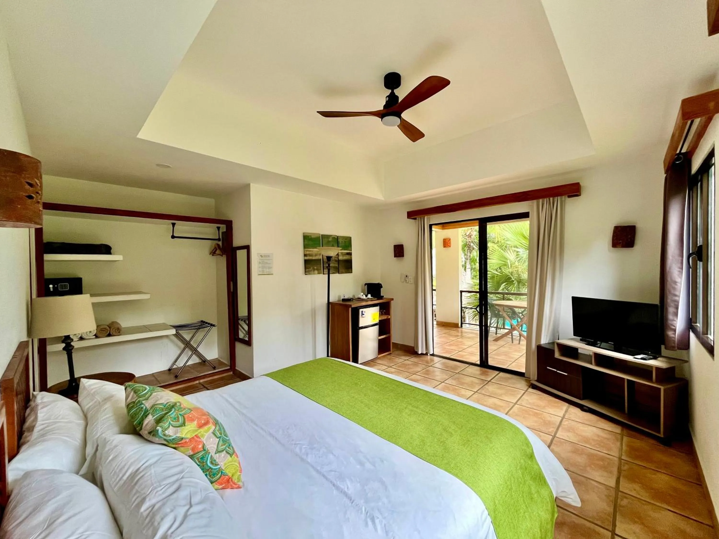 TV and multimedia, Bed in Hotel El Manglar y Cantarana