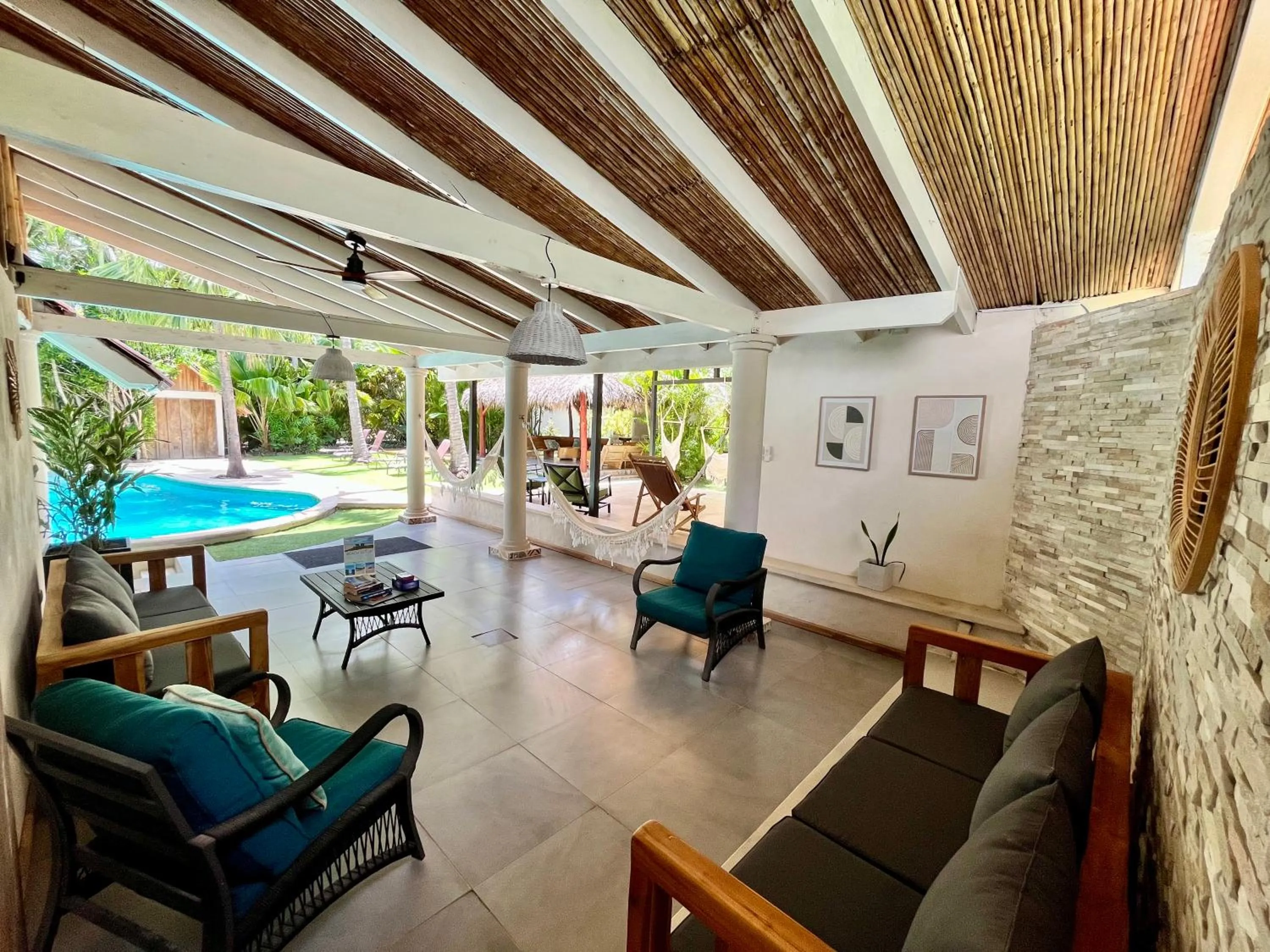 Communal lounge/ TV room in Hotel El Manglar y Cantarana