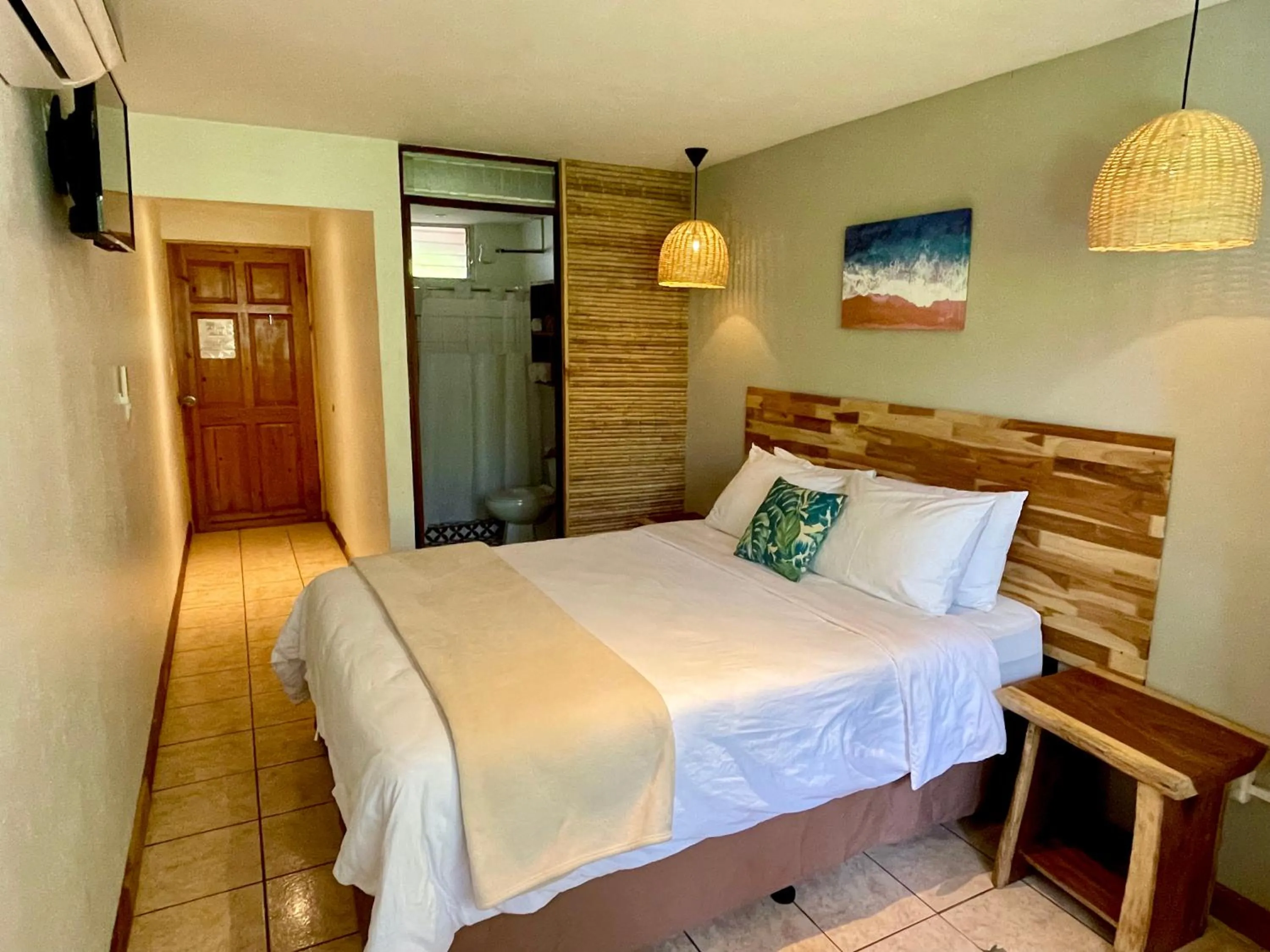 Bathroom, Bed in Hotel El Manglar y Cantarana