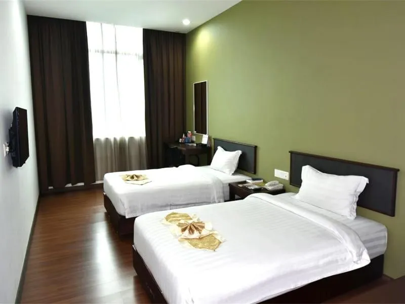 Photo of the whole room, Bed in LI HUA HOTEL , BINTULU SENTRAL
