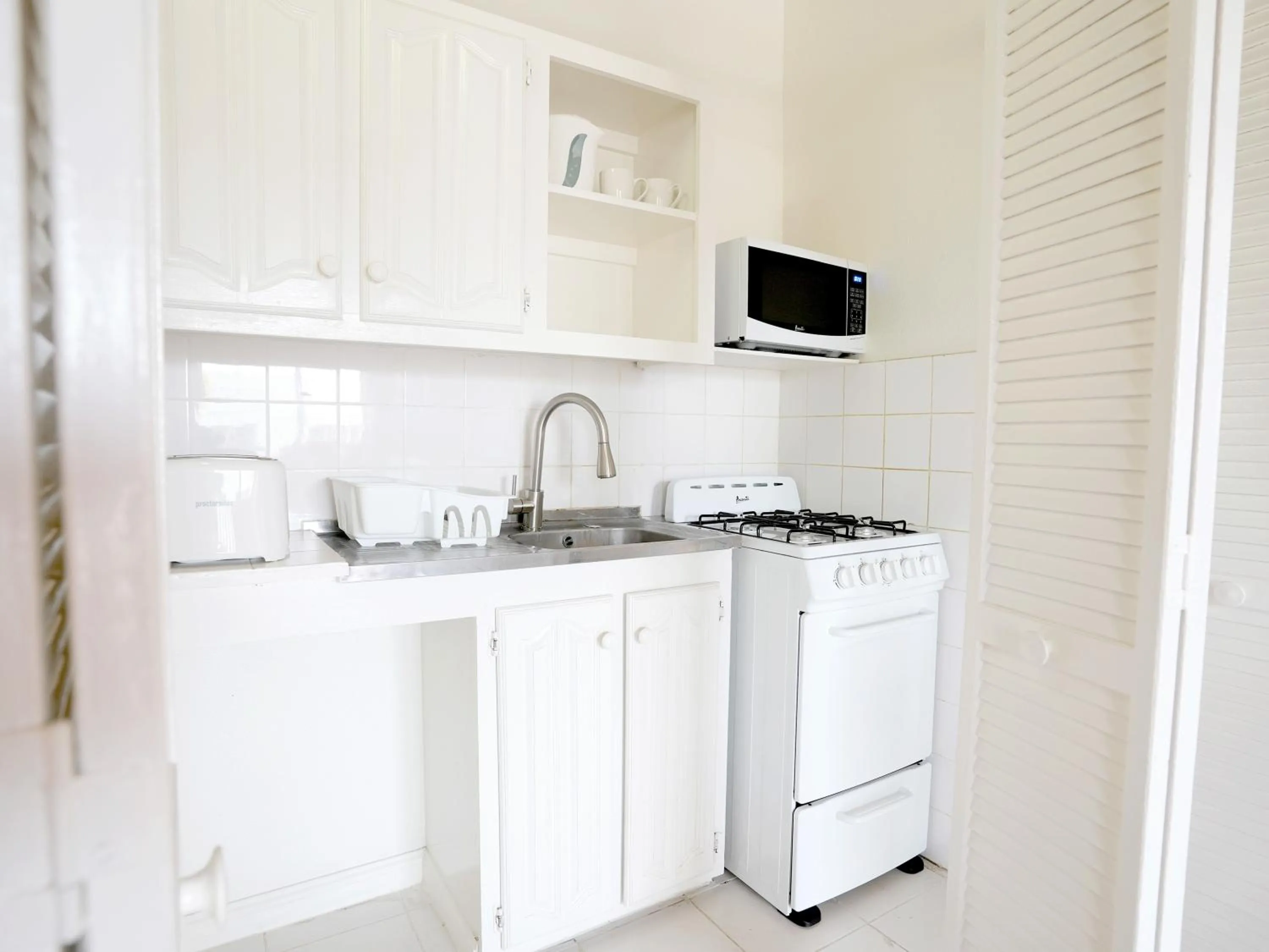 Kitchen or kitchenette in Worthing Court Apartment Hotel