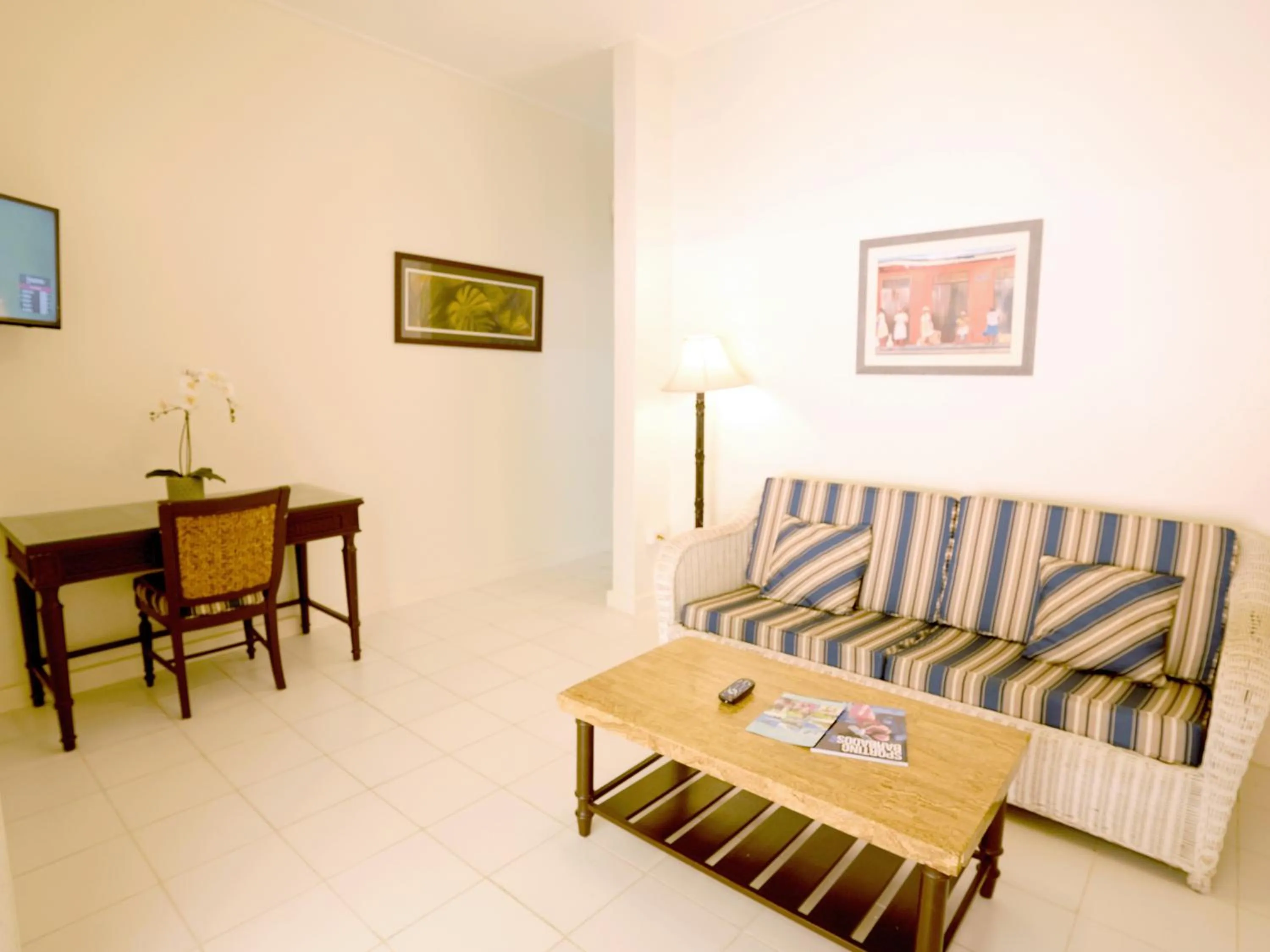 Living room in Worthing Court Apartment Hotel