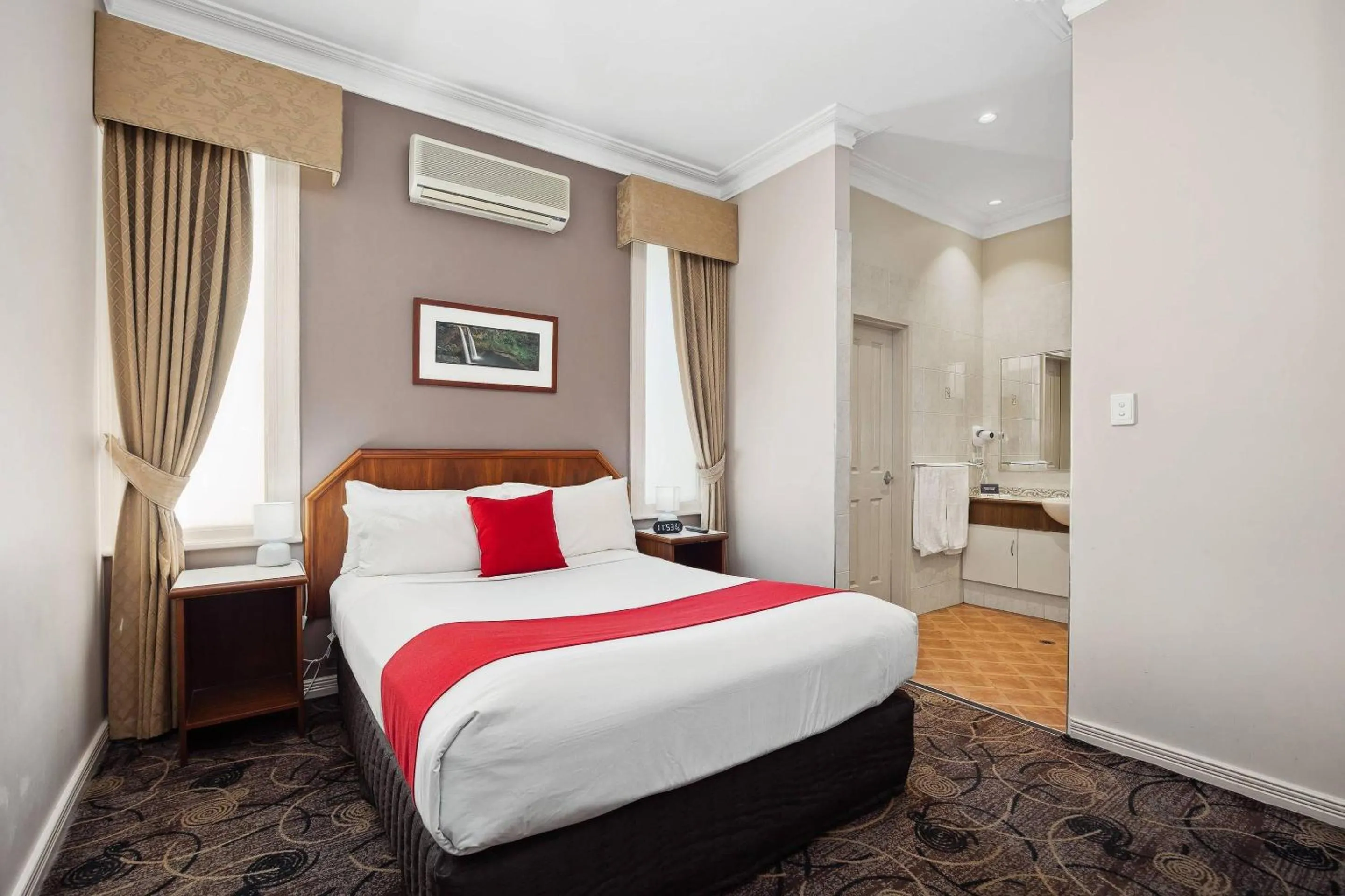 Bedroom, Bed in Quality Hotel Bayswater