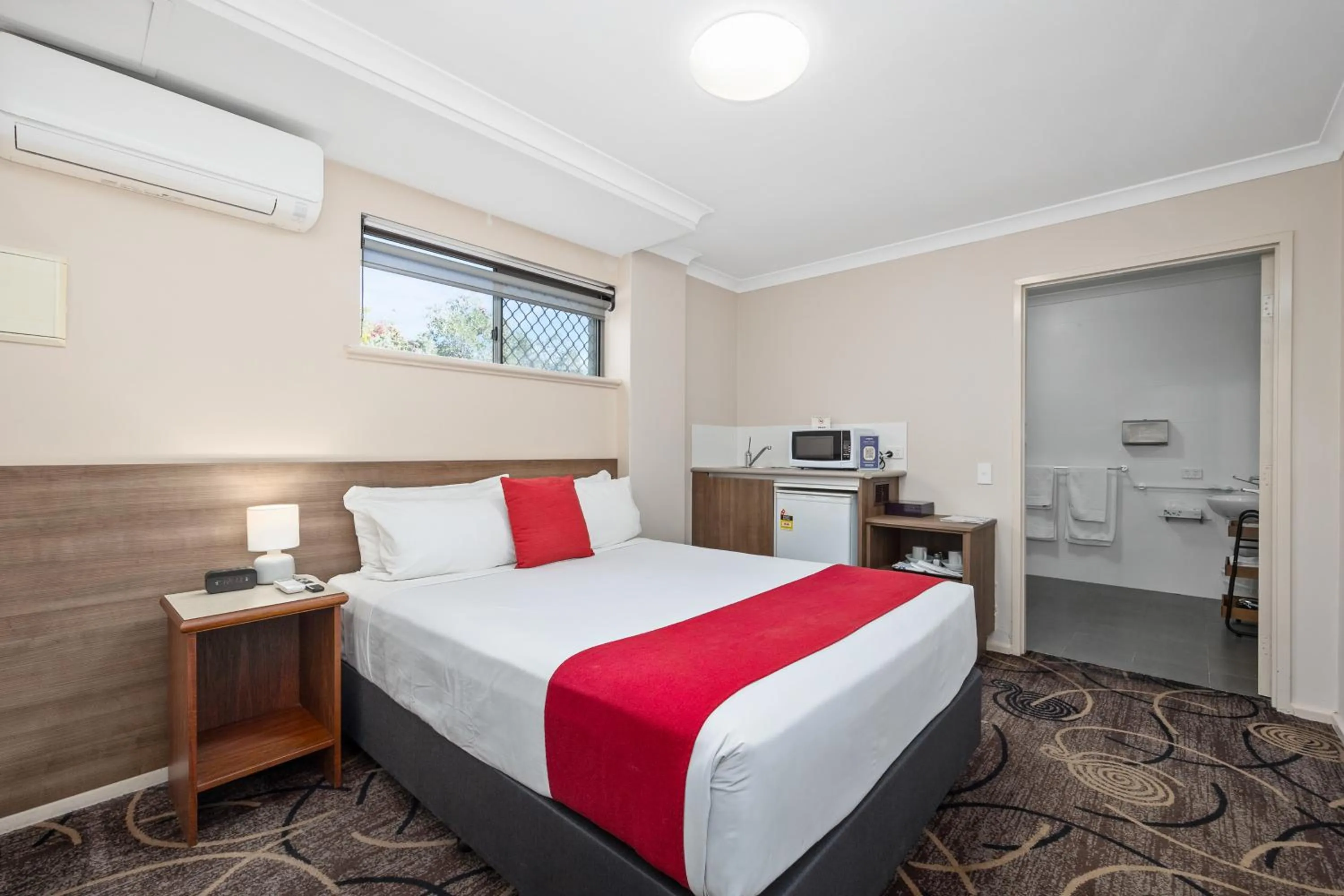 Bathroom, Bed in Quality Hotel Bayswater