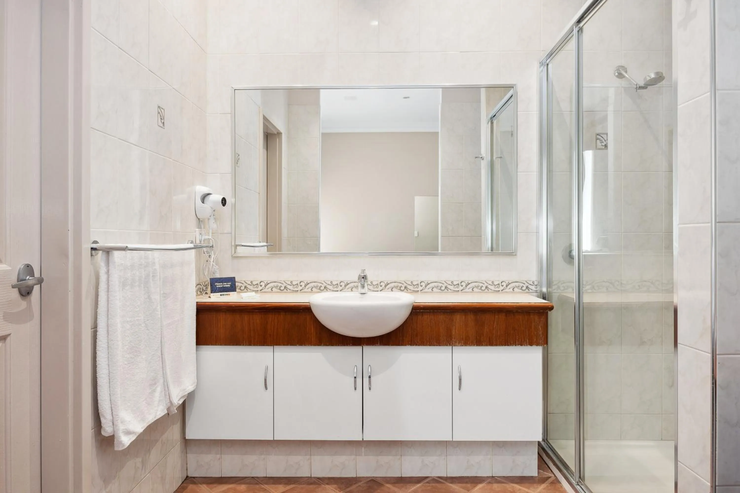 Bathroom in Quality Hotel Bayswater