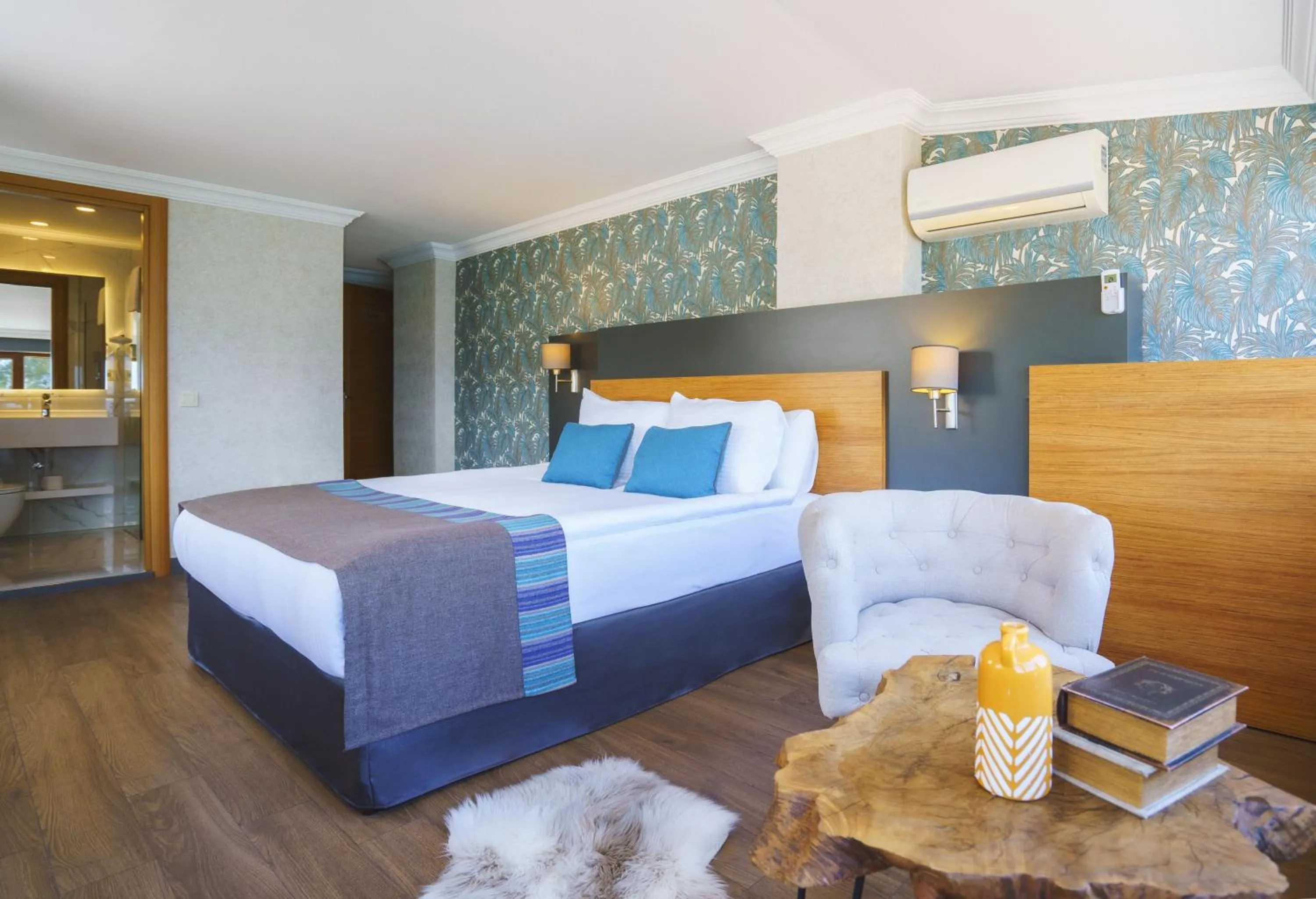 Photo of the whole room, Bed in Qinn Hotel