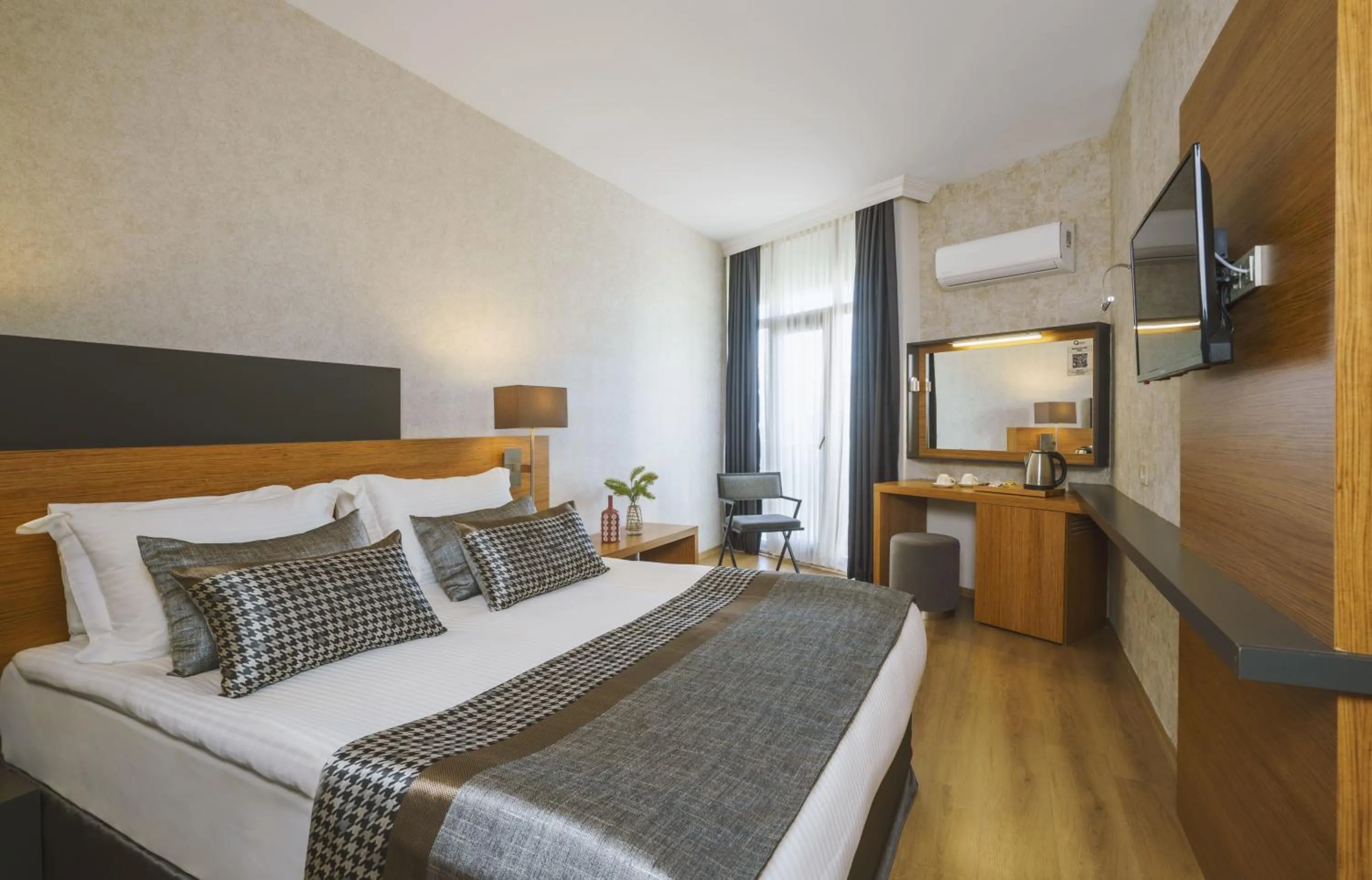 Photo of the whole room, Bed in Qinn Hotel