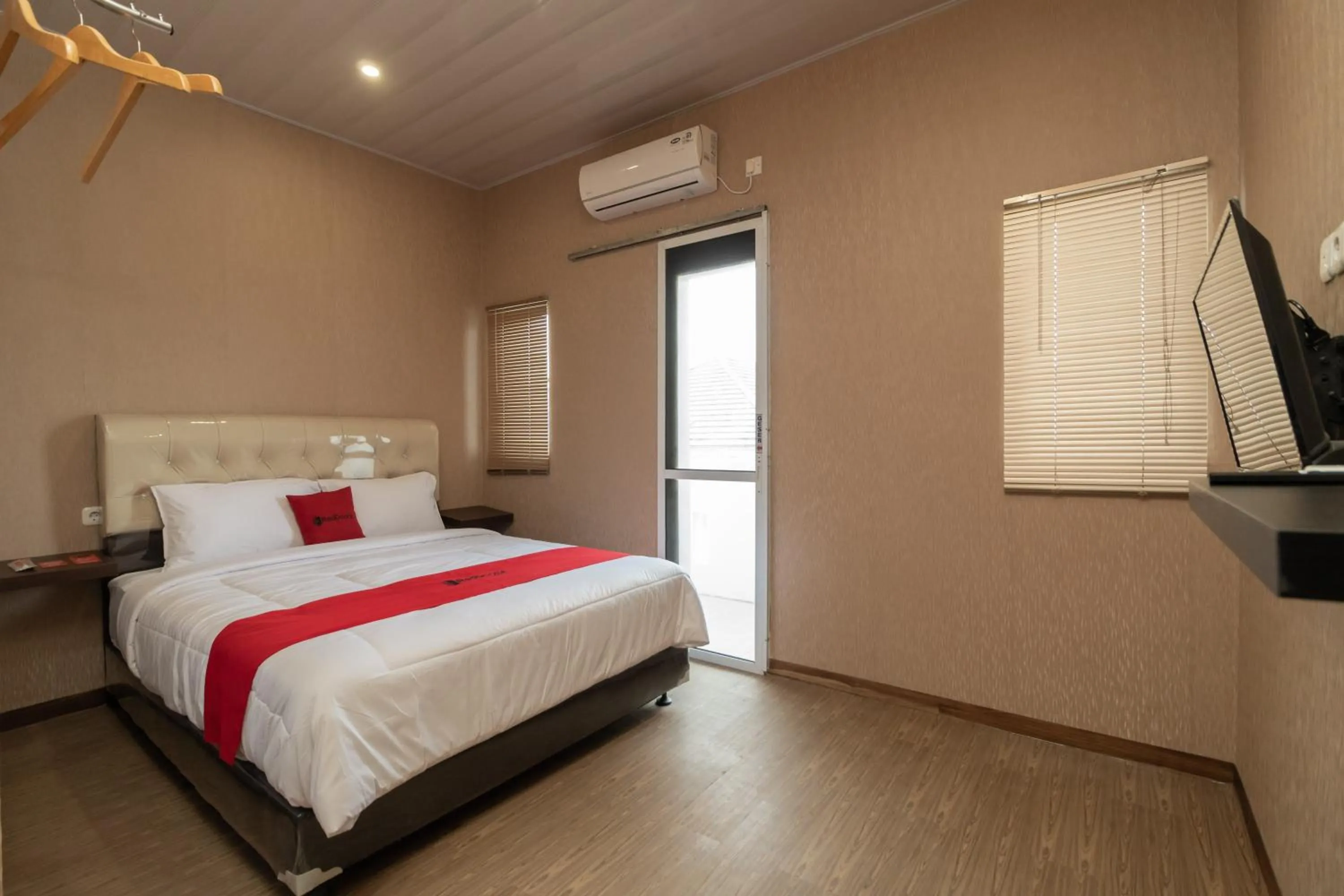 Property building, Bed in RedDoorz @ Jalan Srikandi Pekanbaru