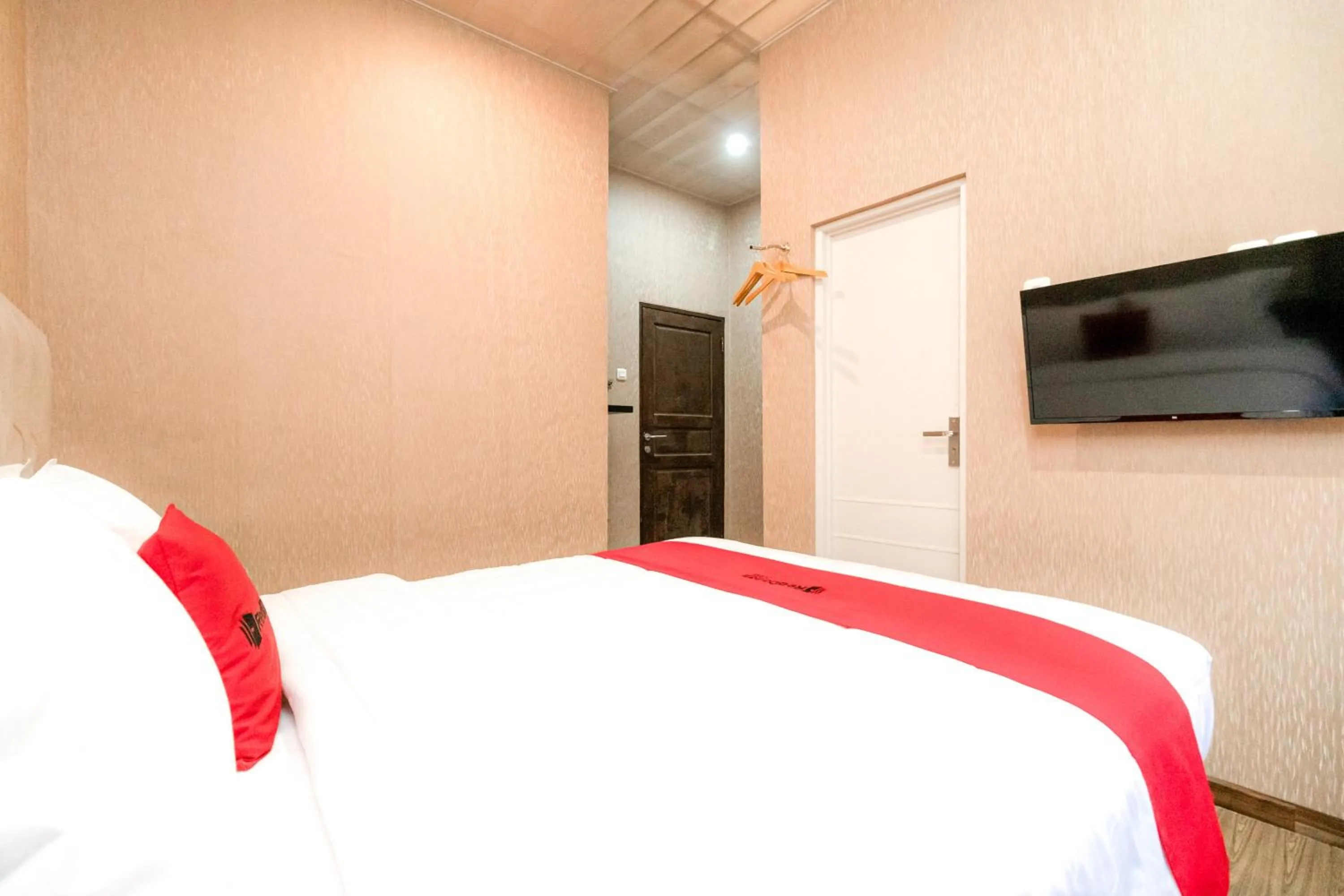 Bedroom, Bed in RedDoorz @ Jalan Srikandi Pekanbaru