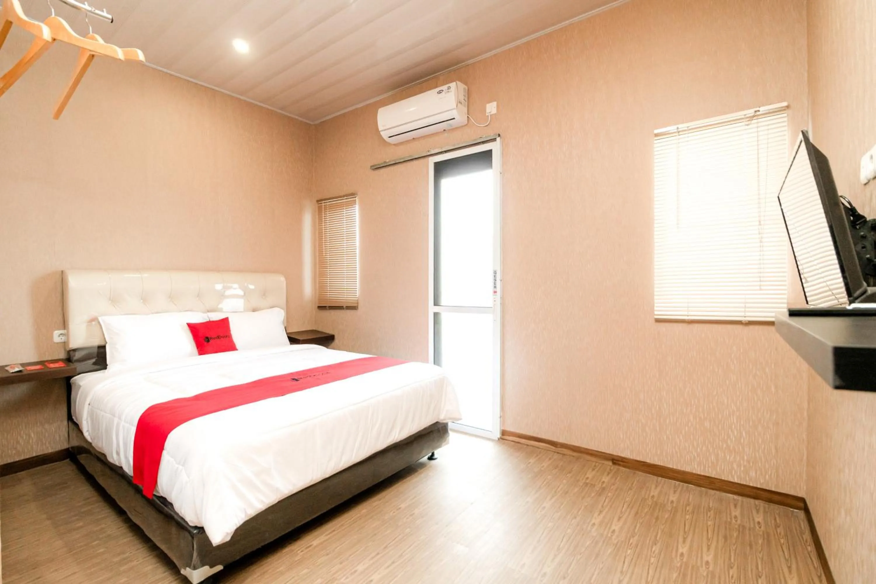 Bedroom, Bed in RedDoorz @ Jalan Srikandi Pekanbaru