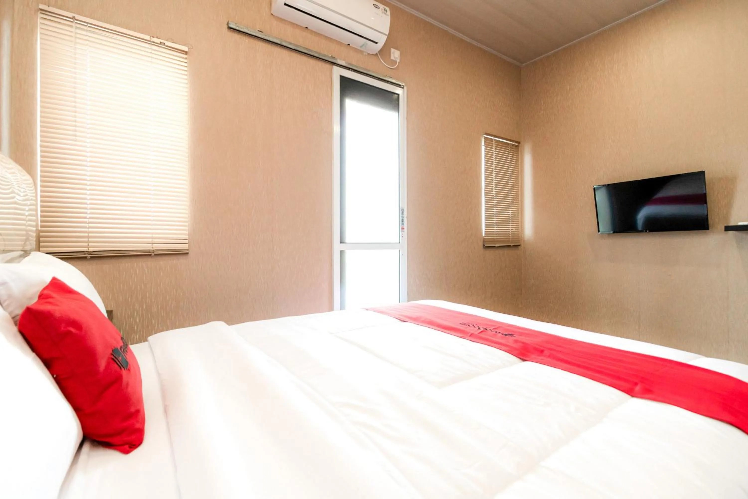 Bedroom, Bed in RedDoorz @ Jalan Srikandi Pekanbaru