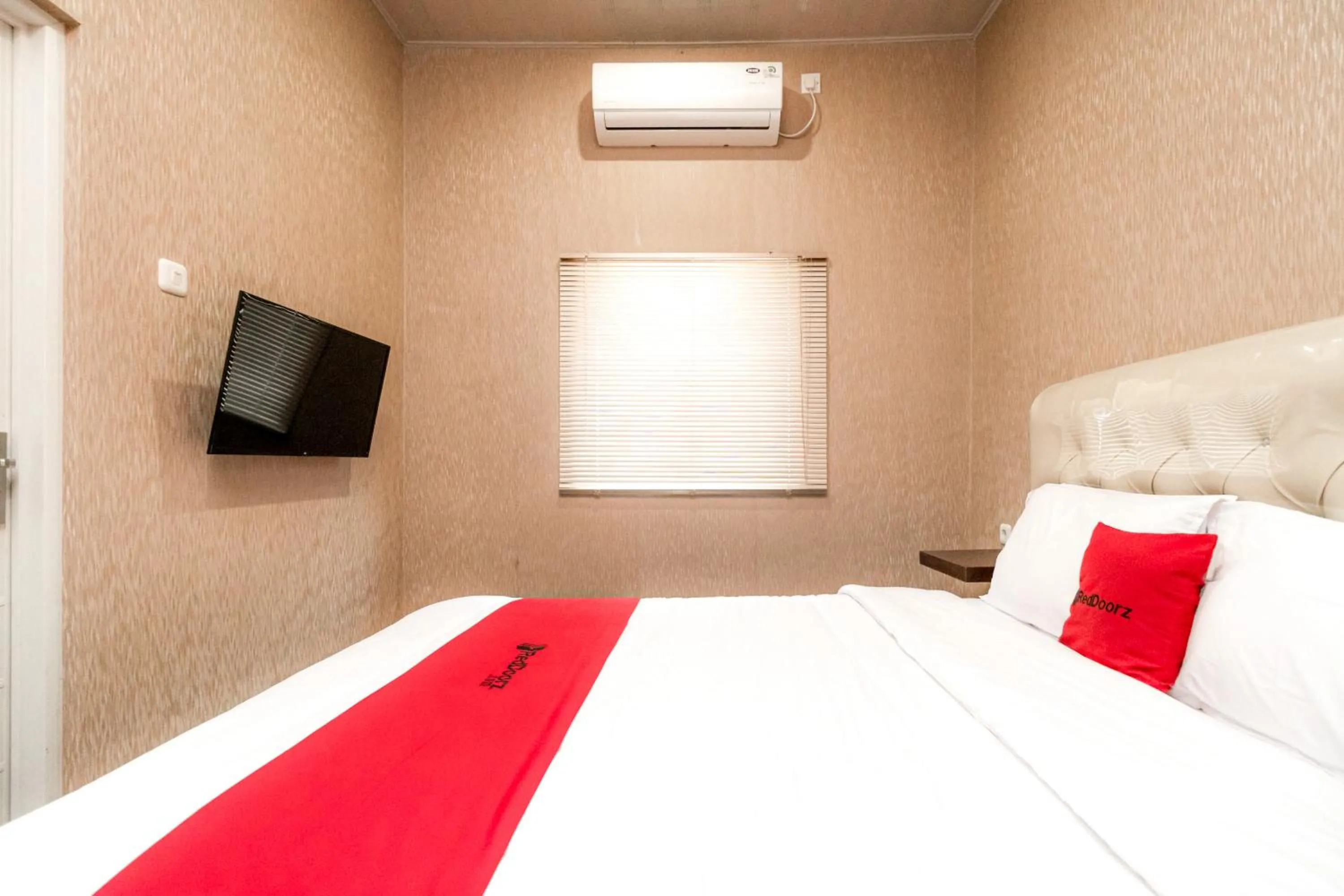 Bedroom, Bed in RedDoorz @ Jalan Srikandi Pekanbaru