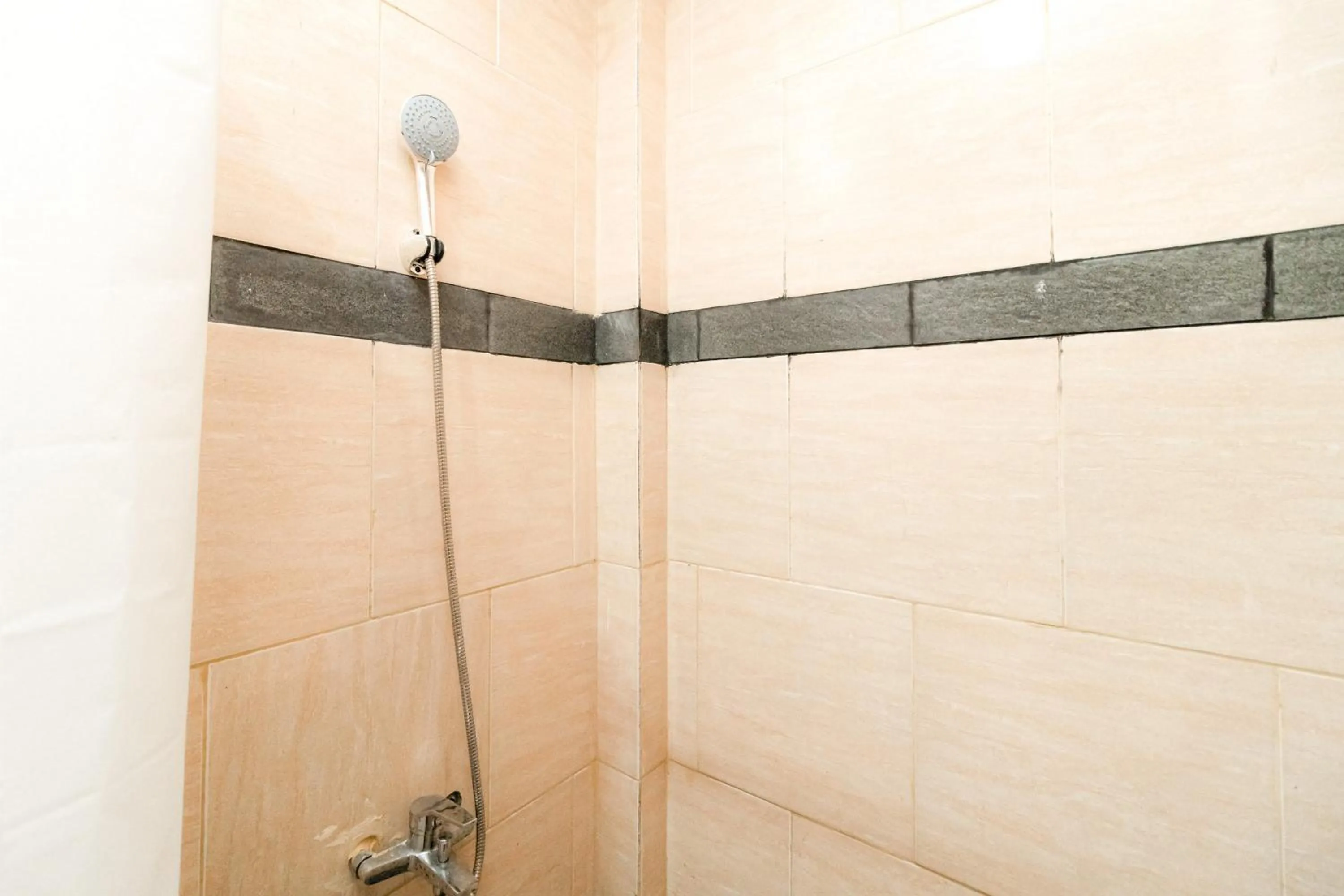 Bathroom in RedDoorz @ Jalan Srikandi Pekanbaru