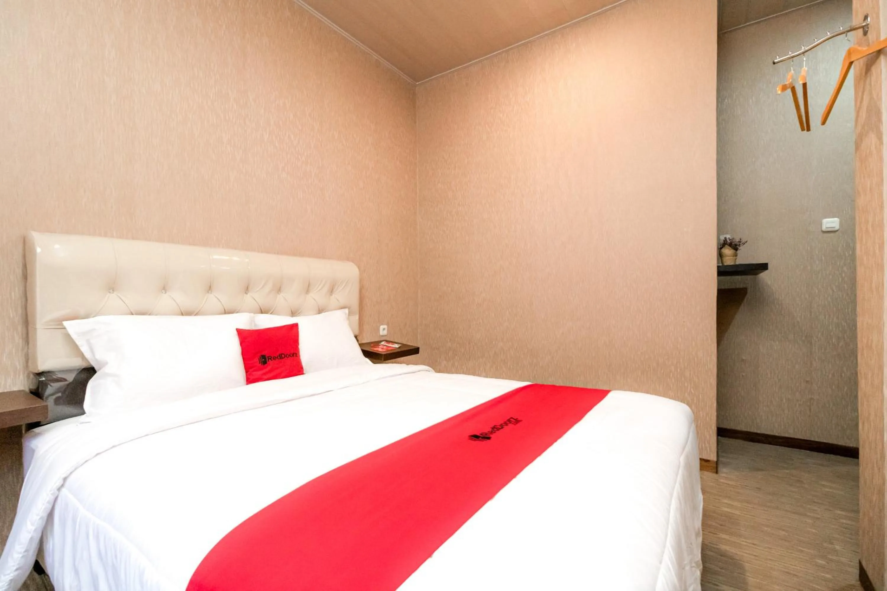 Bedroom, Bed in RedDoorz @ Jalan Srikandi Pekanbaru