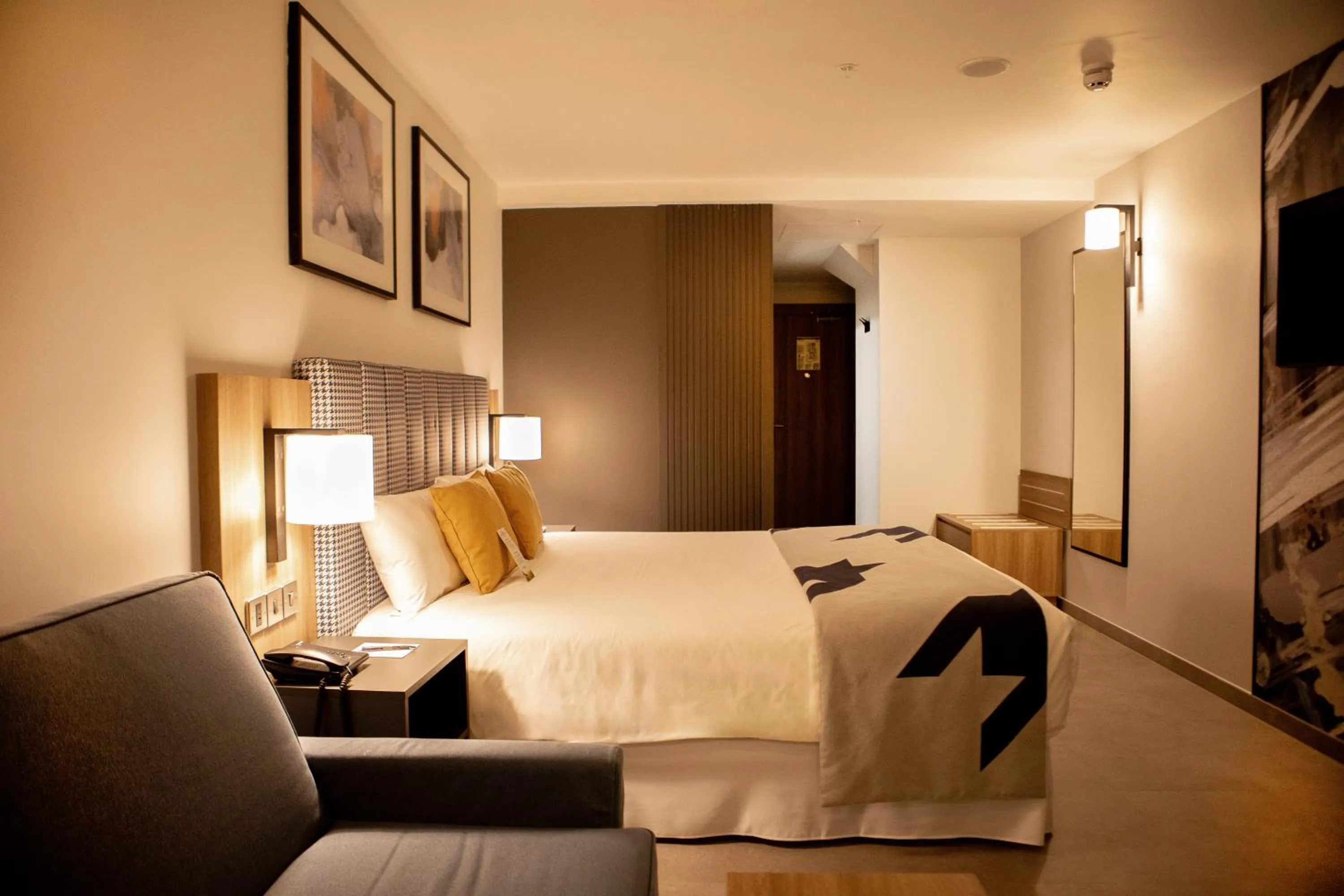 Bedroom, Bed in Riu Plaza London Victoria