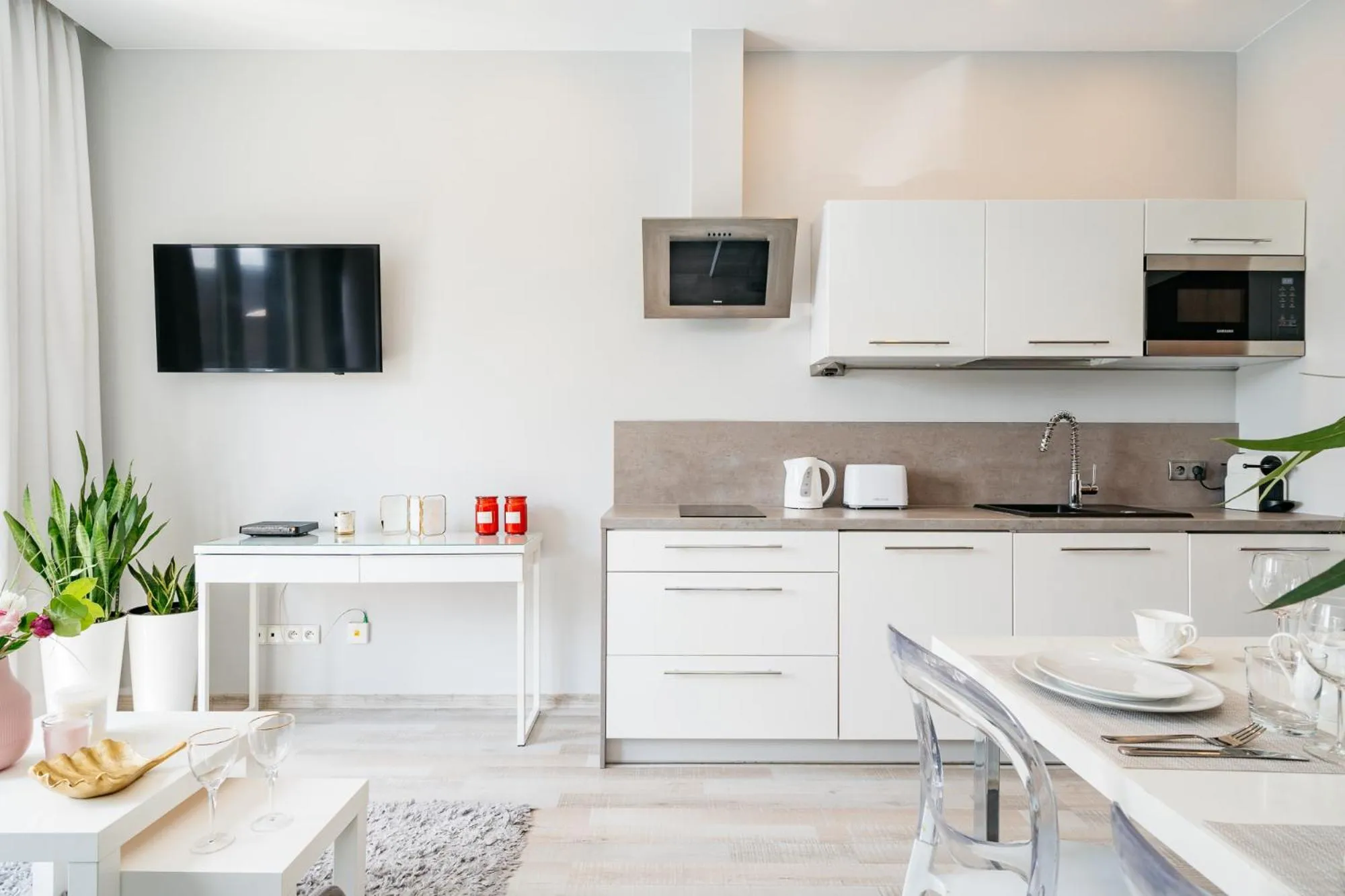 Communal lounge/ TV room in Bright Apartments - LoftAffair