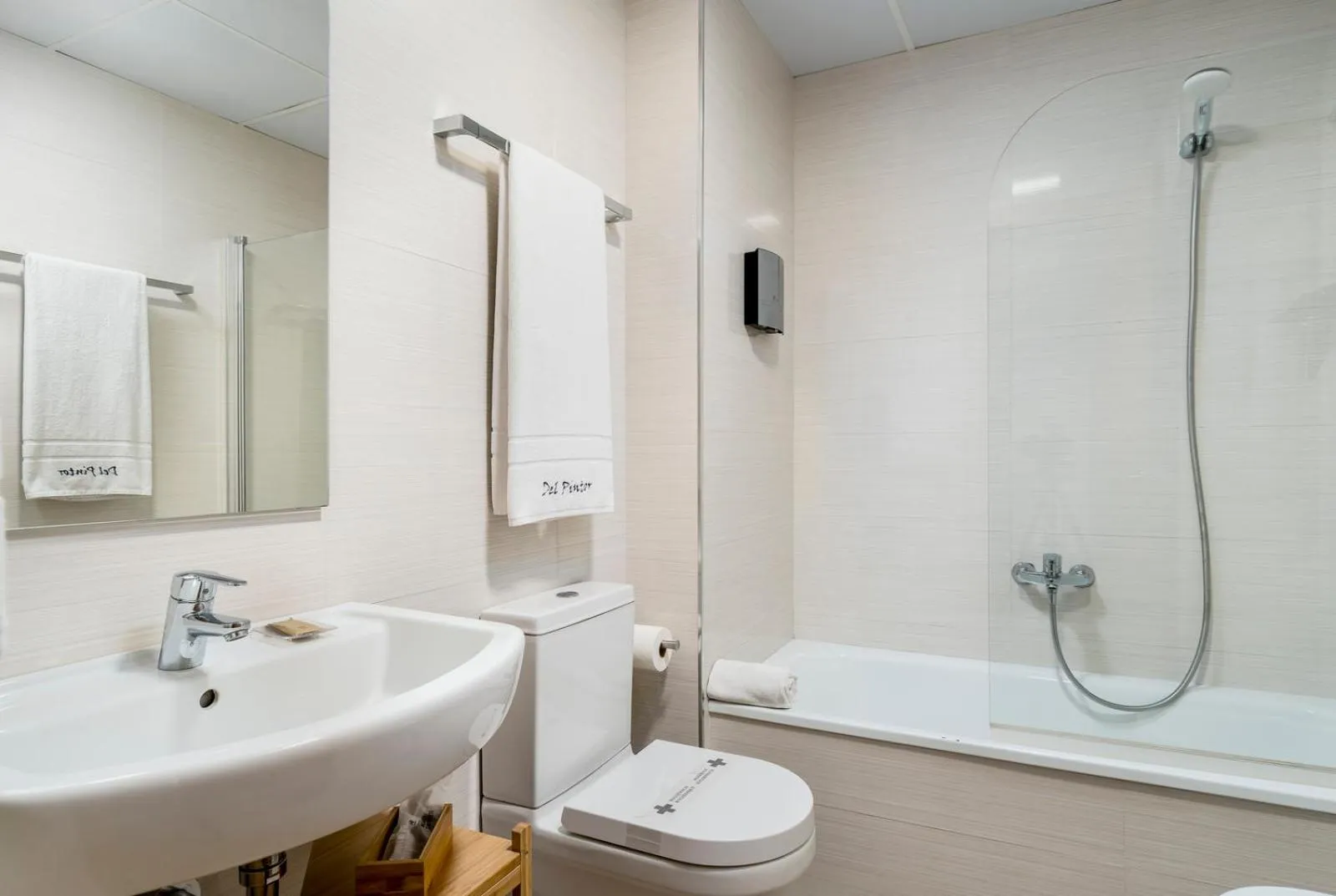 Bathroom in Suites Del Pintor