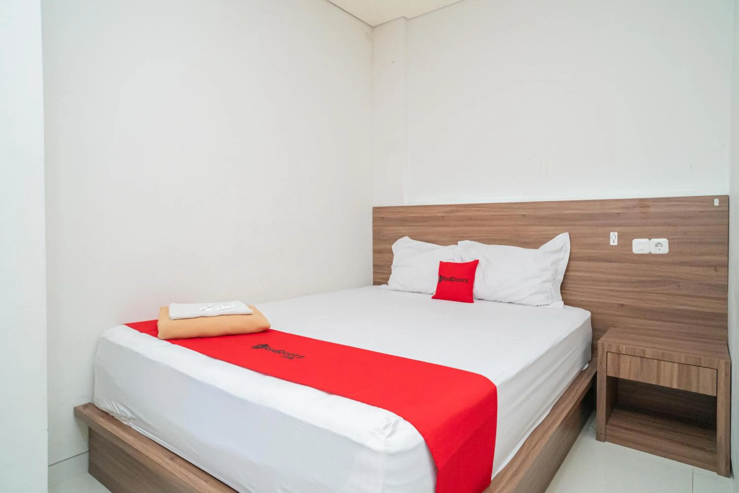 Bedroom, Bed in RedDoorz Plus @ Jalan Pemuda Timur Bojonegoro