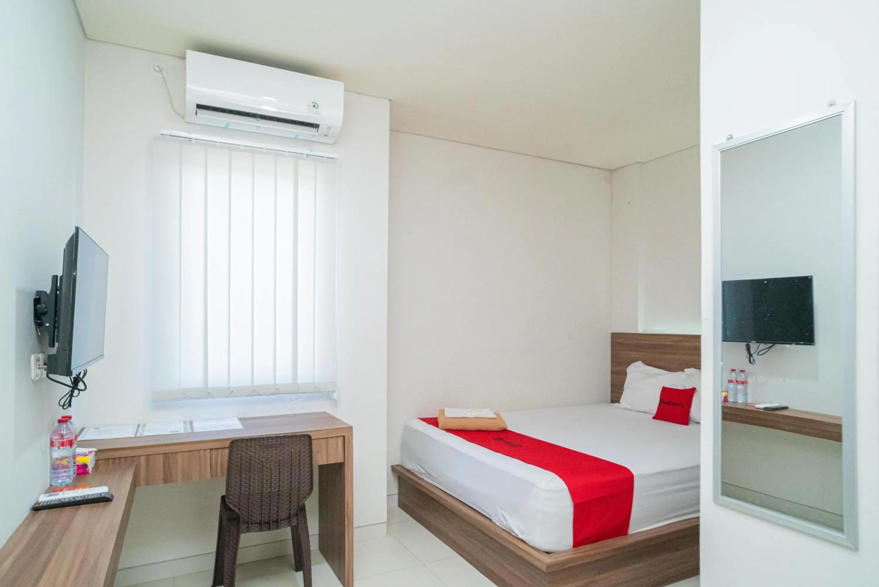 Bedroom, Bed in RedDoorz Plus @ Jalan Pemuda Timur Bojonegoro