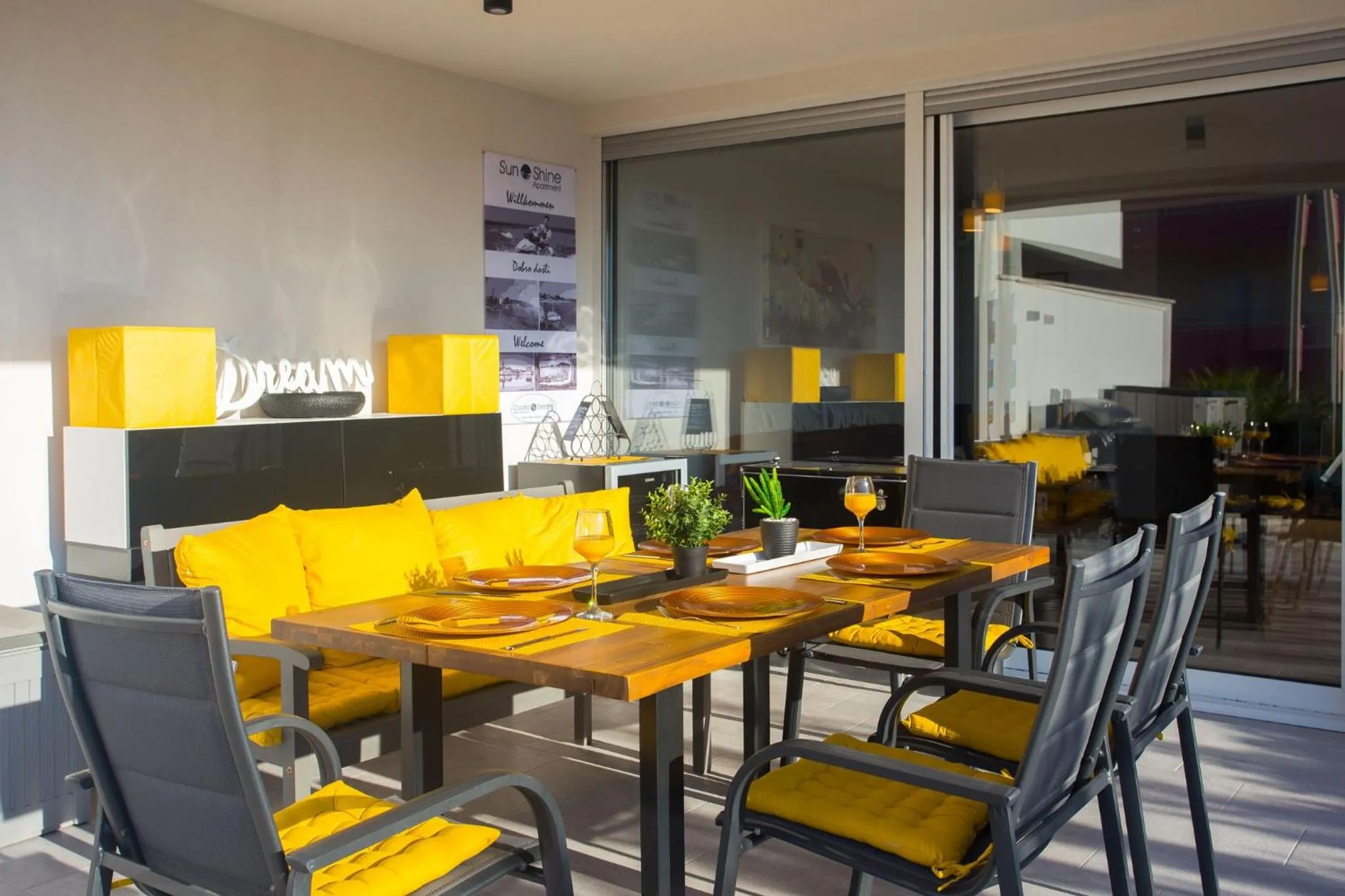 Sunshine Deluxe 80m2 apartment with pool, 50 m2 garden lounge and outdoor space