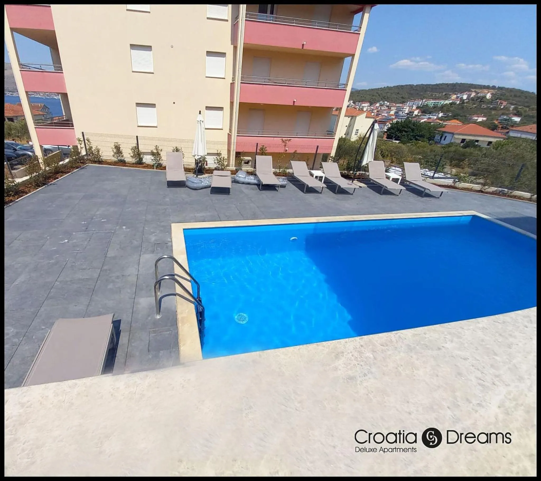 Sunshine Deluxe 80m2 apartment with pool, 50 m2 garden lounge and outdoor space