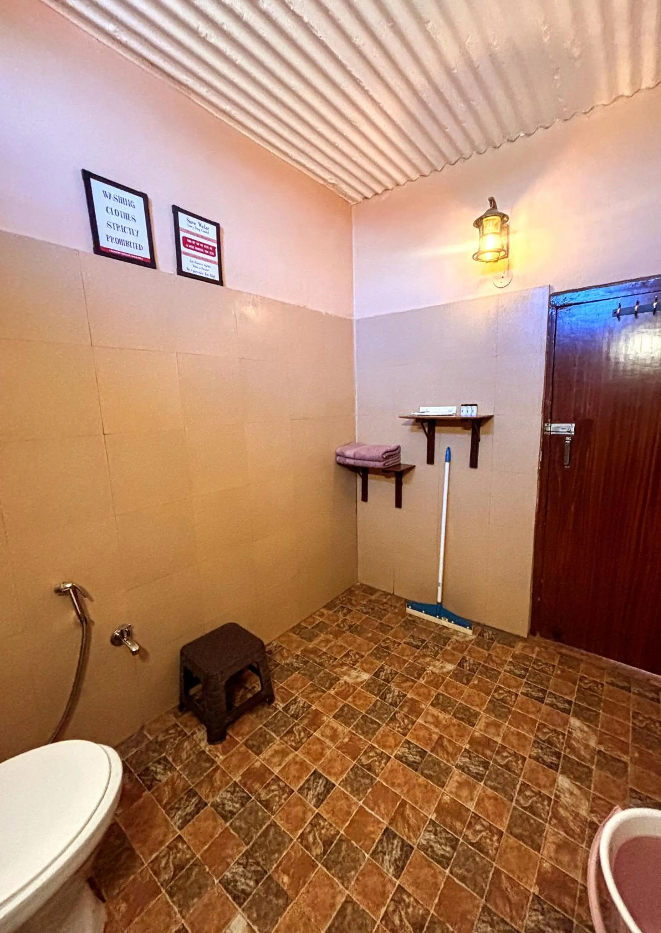 Toilet in Traveller Hive Kasar Devi