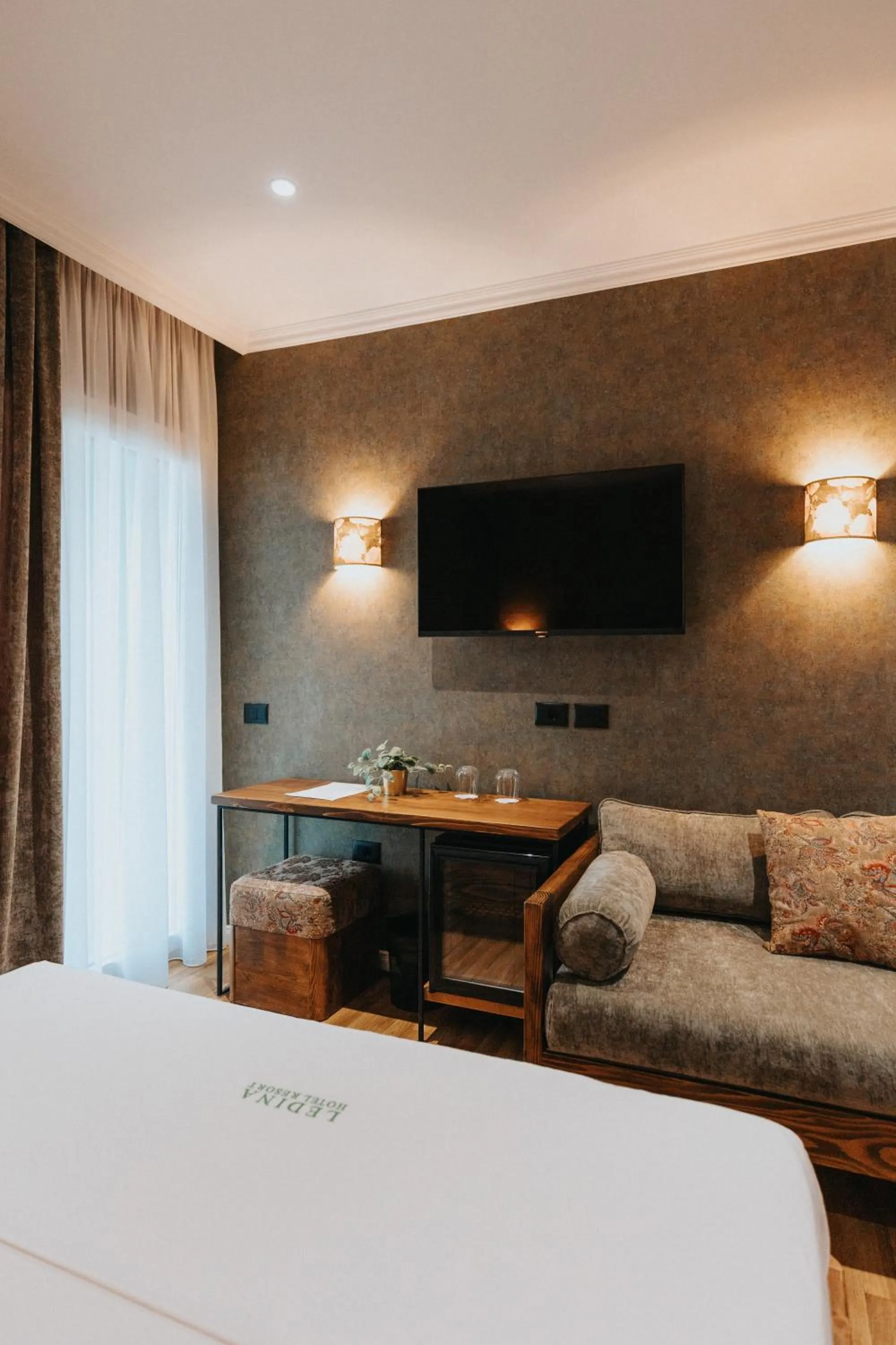 Communal lounge/ TV room, Bed in Ledina Hotel