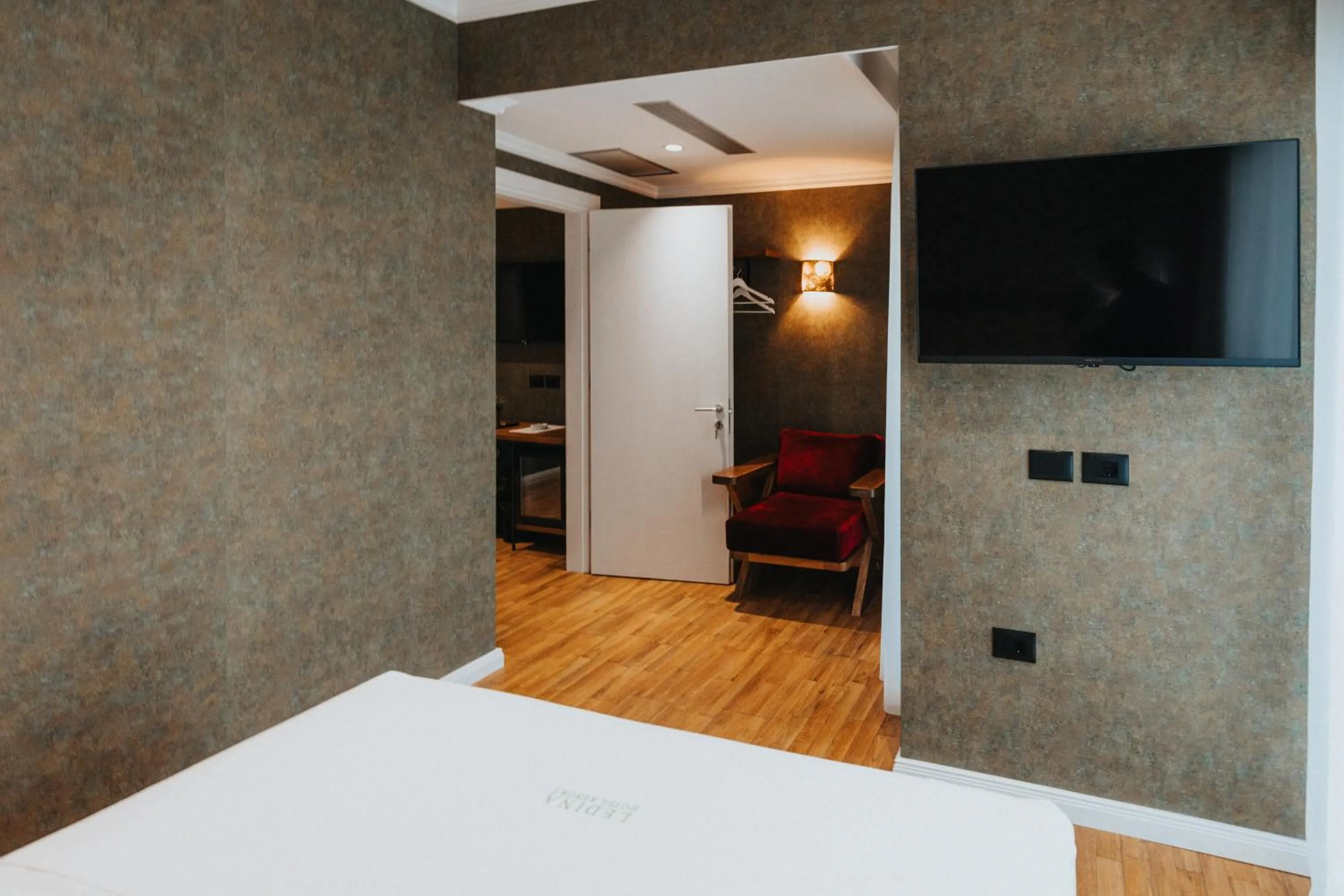 Communal lounge/ TV room, Bed in Ledina Hotel