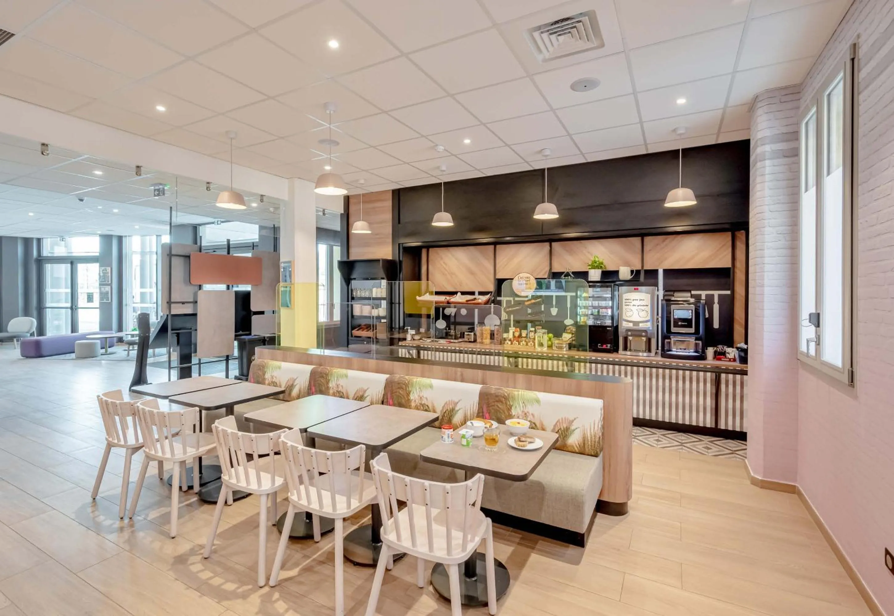 Restaurant/places to eat in B&B HOTEL Toulon Centre Gare