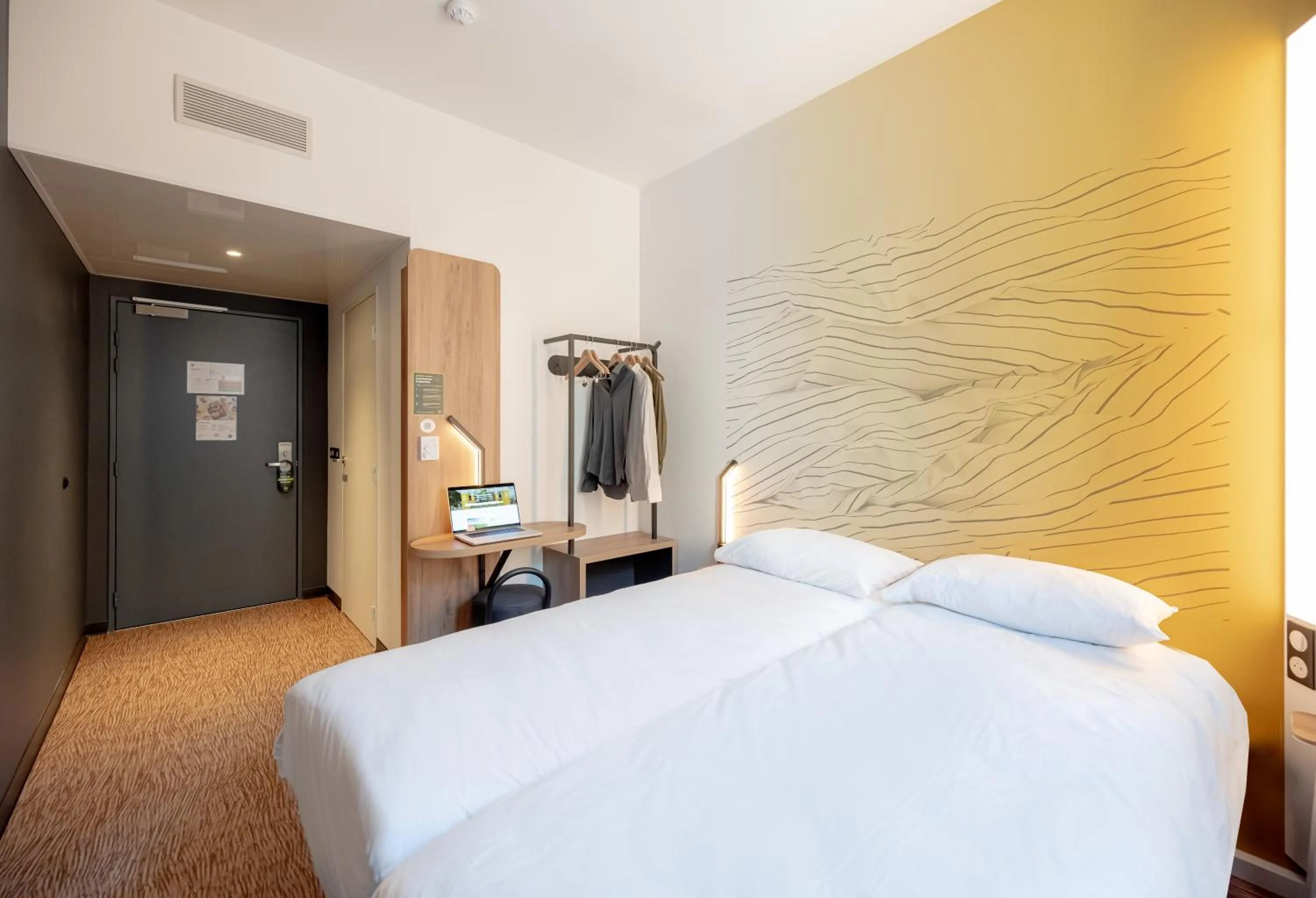 Photo of the whole room, Bed in B&B HOTEL Toulon Centre Gare