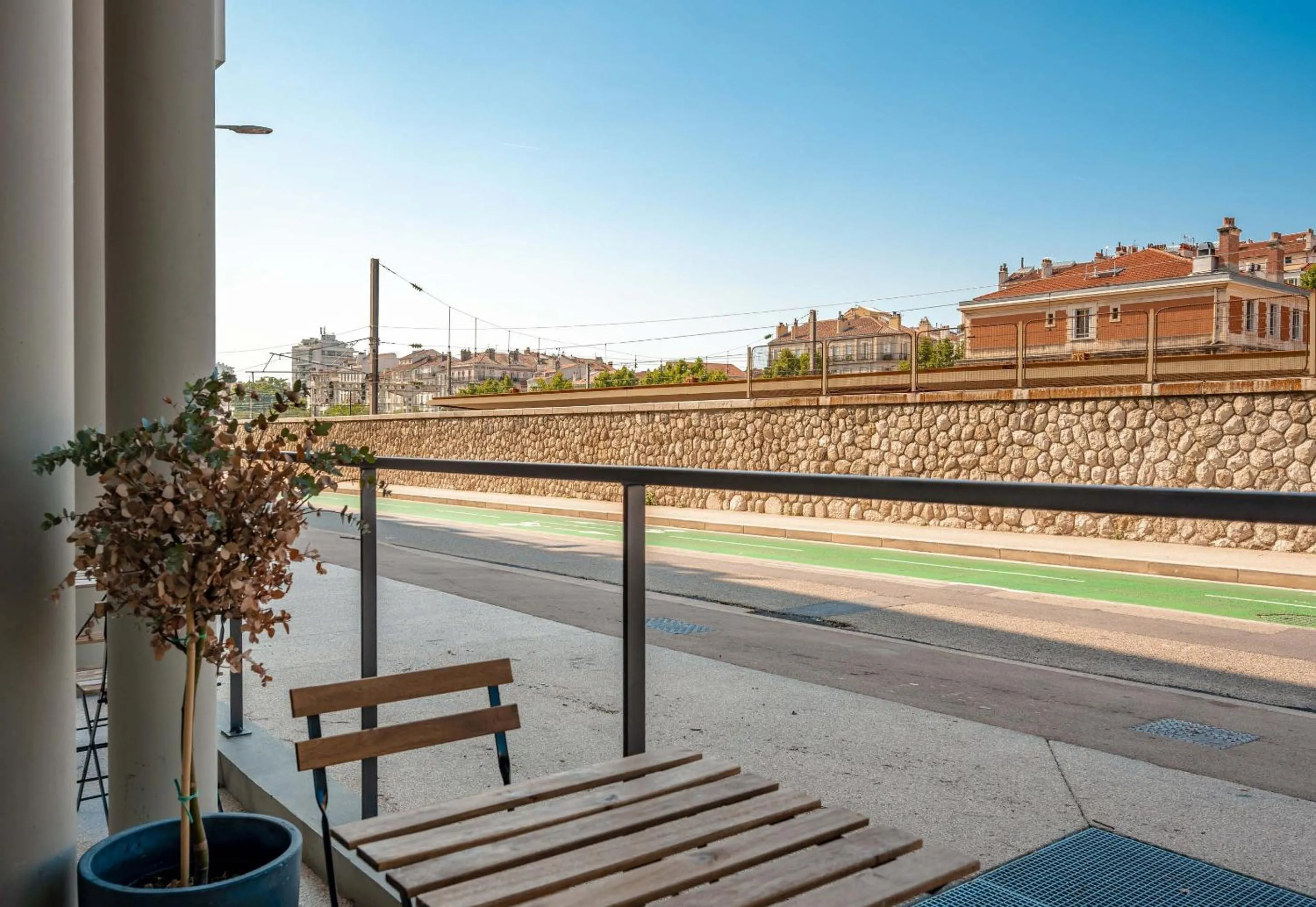 Balcony/Terrace in B&B HOTEL Toulon Centre Gare