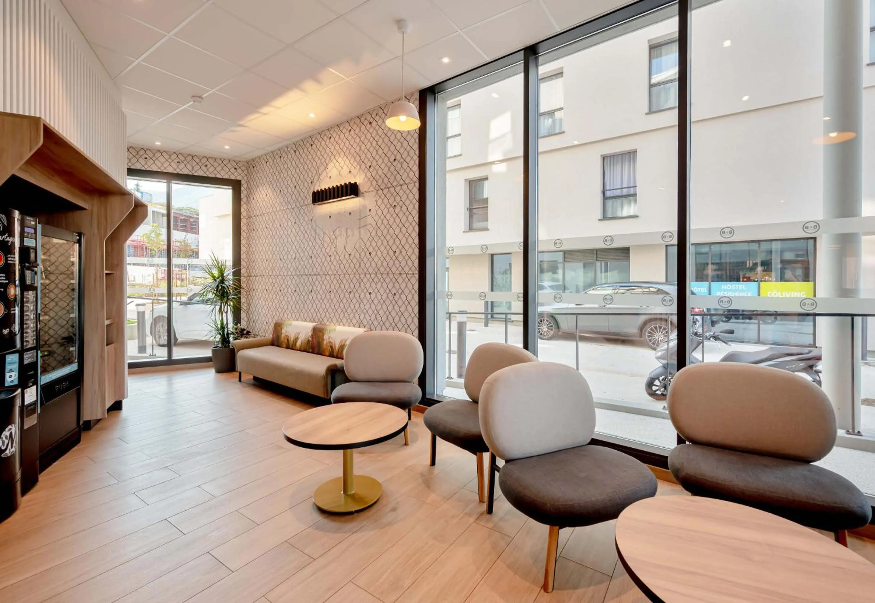 Seating area in B&B HOTEL Toulon Centre Gare