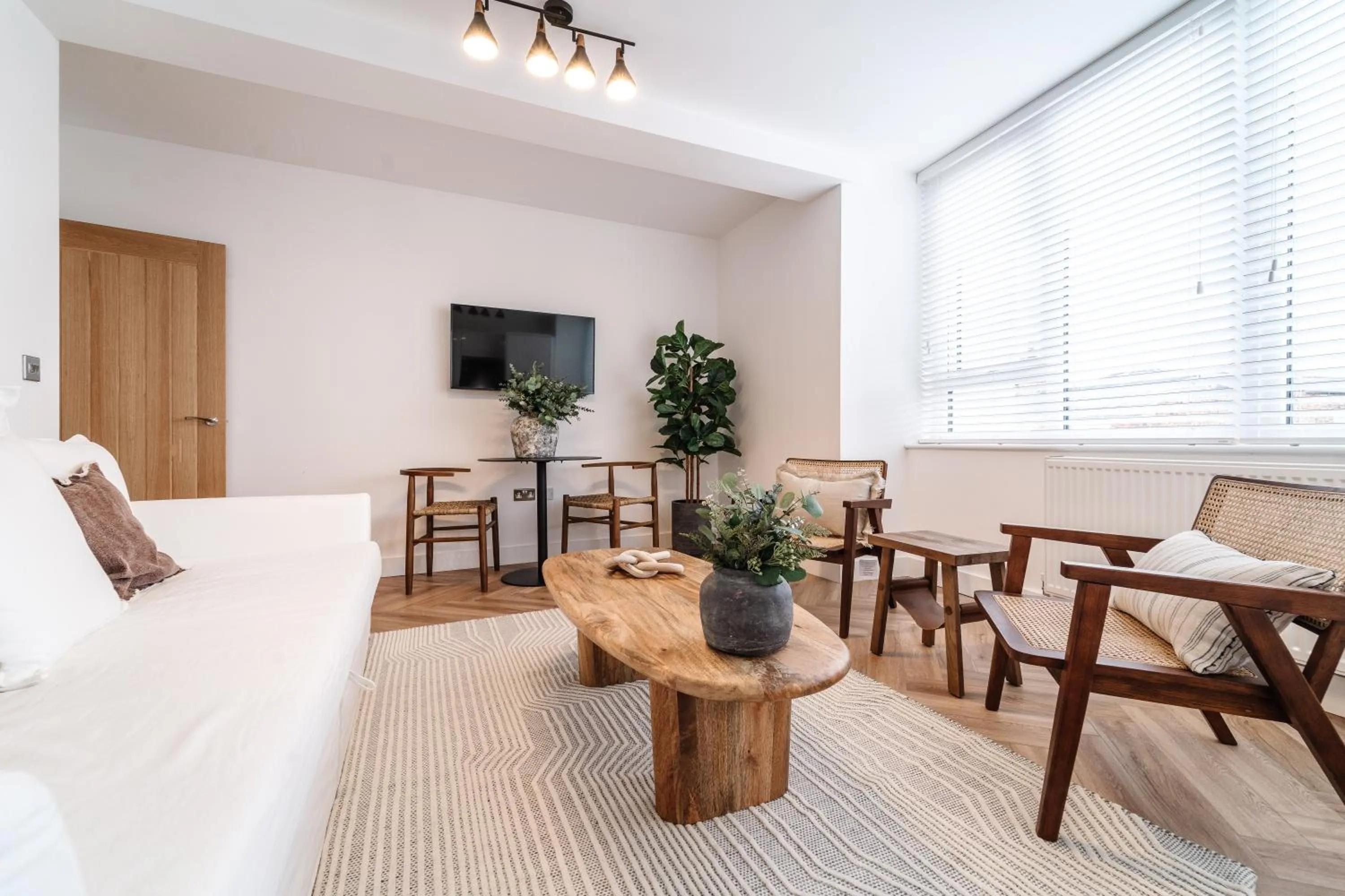 Living room, Bed in Royal House Stylish Apartments - Chester