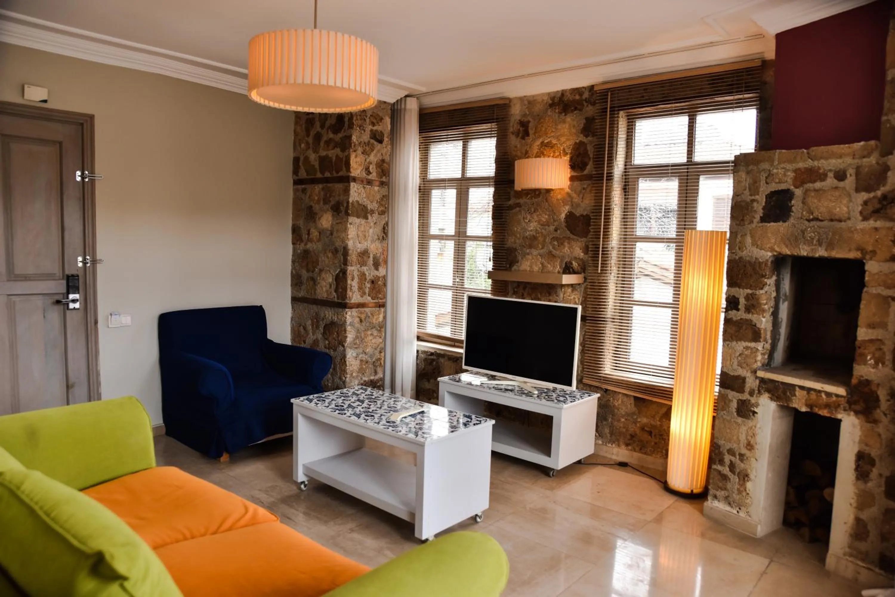 Communal lounge/ TV room in Alp Pasa Hotel - Special Class