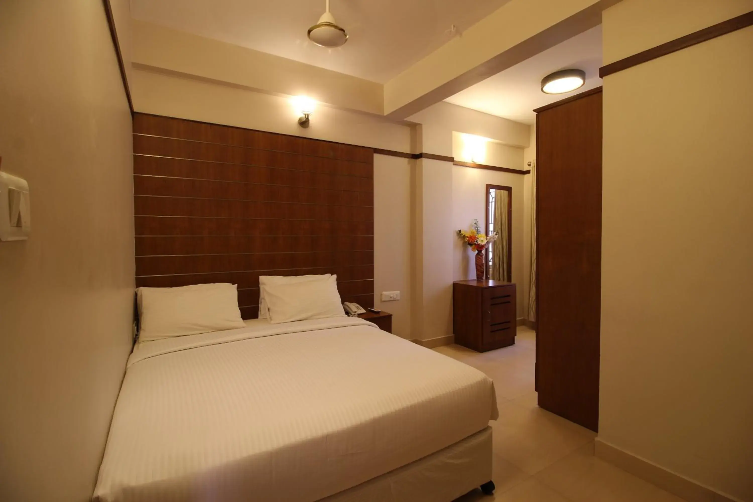 Deluxe Double Room in Srivar Hotels Deluxe Double Room in Srivar Hotels