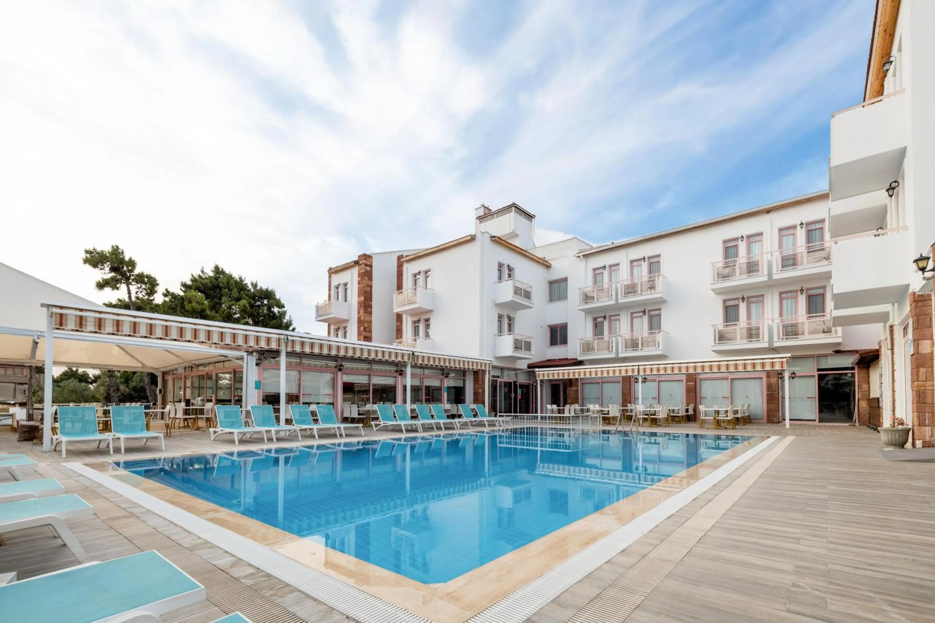 Swimming pool in Hanedan Beach Hotel