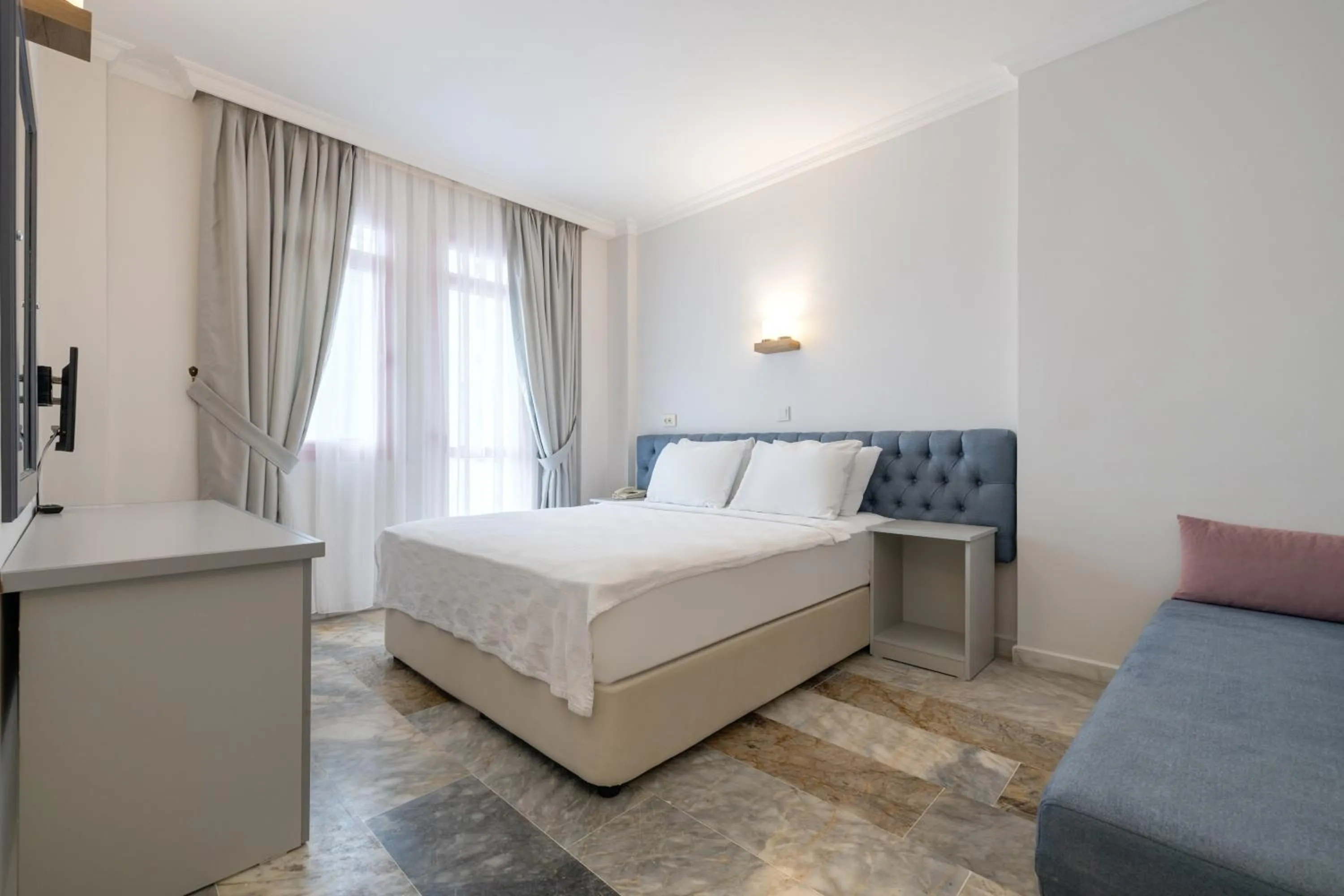 Family in Hanedan Beach Hotel