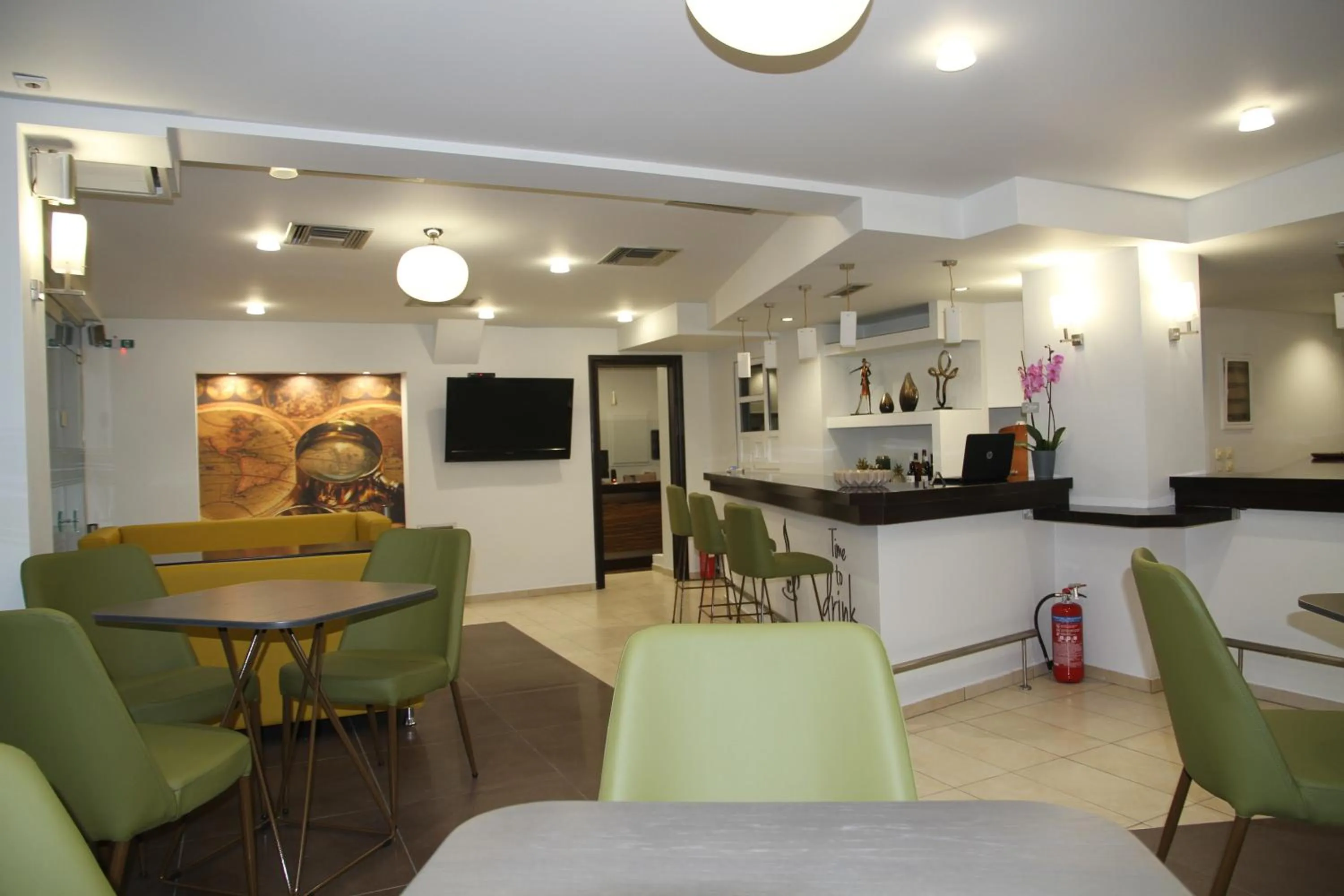 Communal lounge/ TV room in Hotel Selini