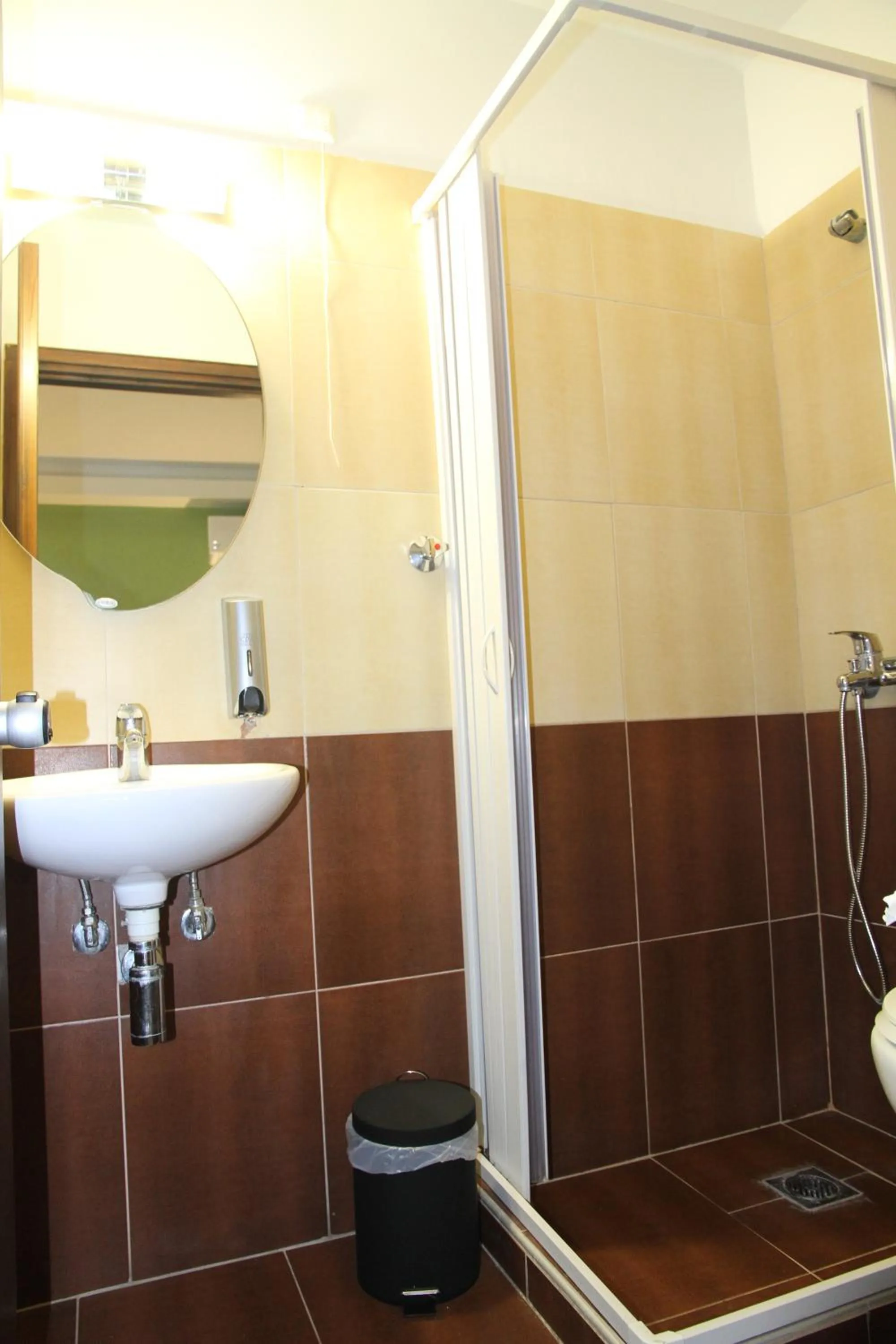 Shower in Hotel Selini