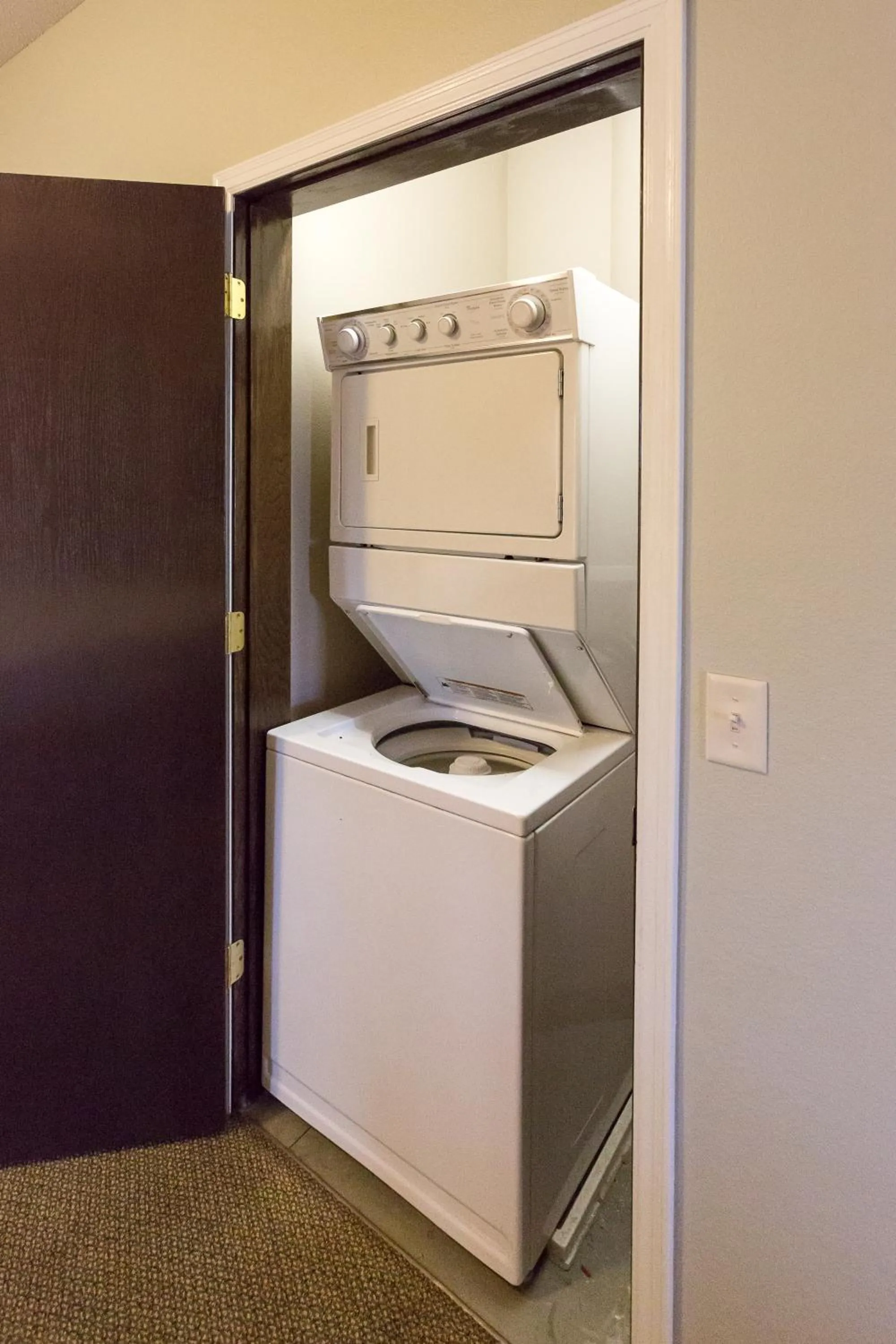 washing machine in Bay Colony 774 - Upper
